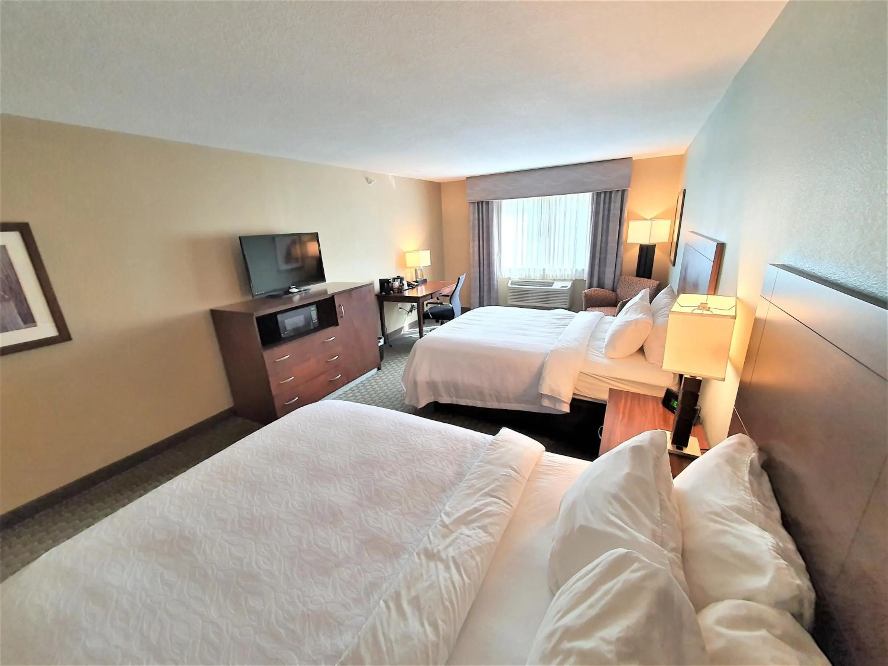 Bed in AmeriVu Inn and Suites - Chisago City