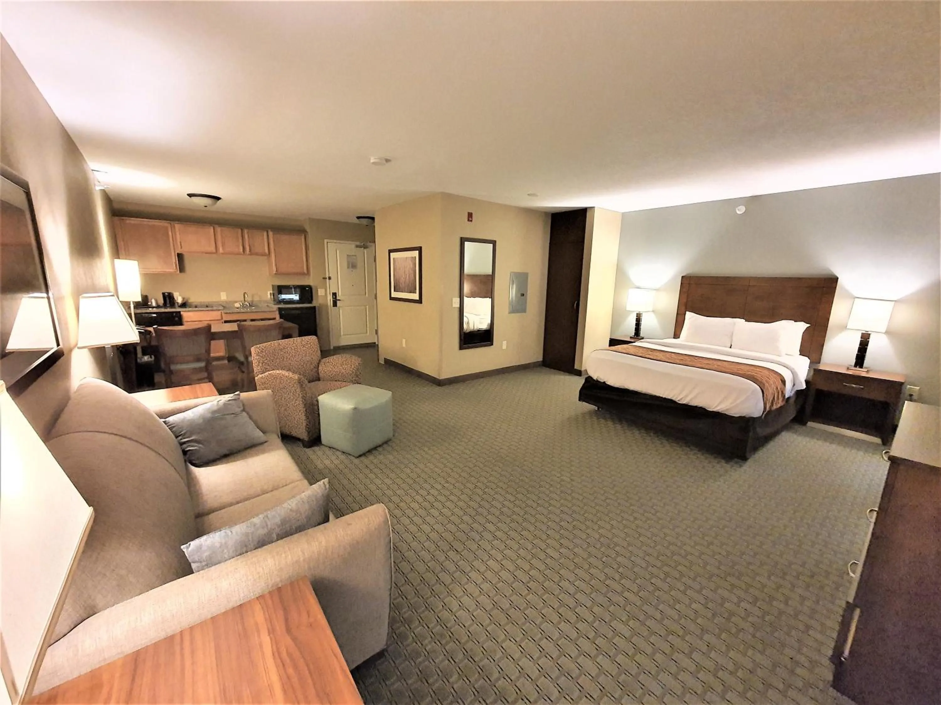 Bed in AmeriVu Inn and Suites - Chisago City