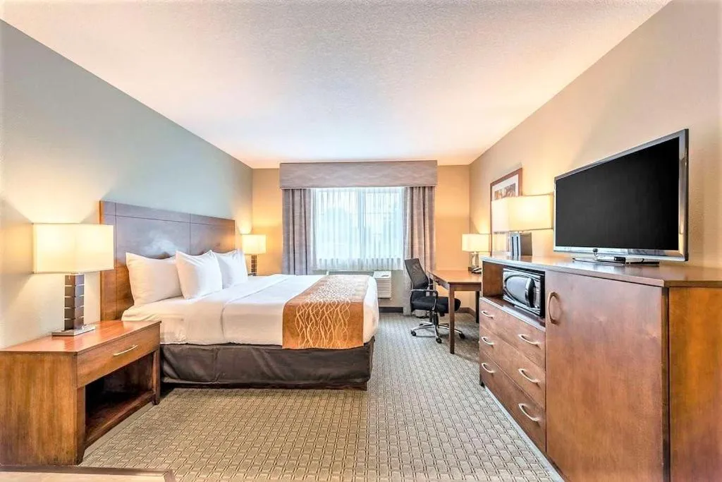 Bed in AmeriVu Inn and Suites - Chisago City