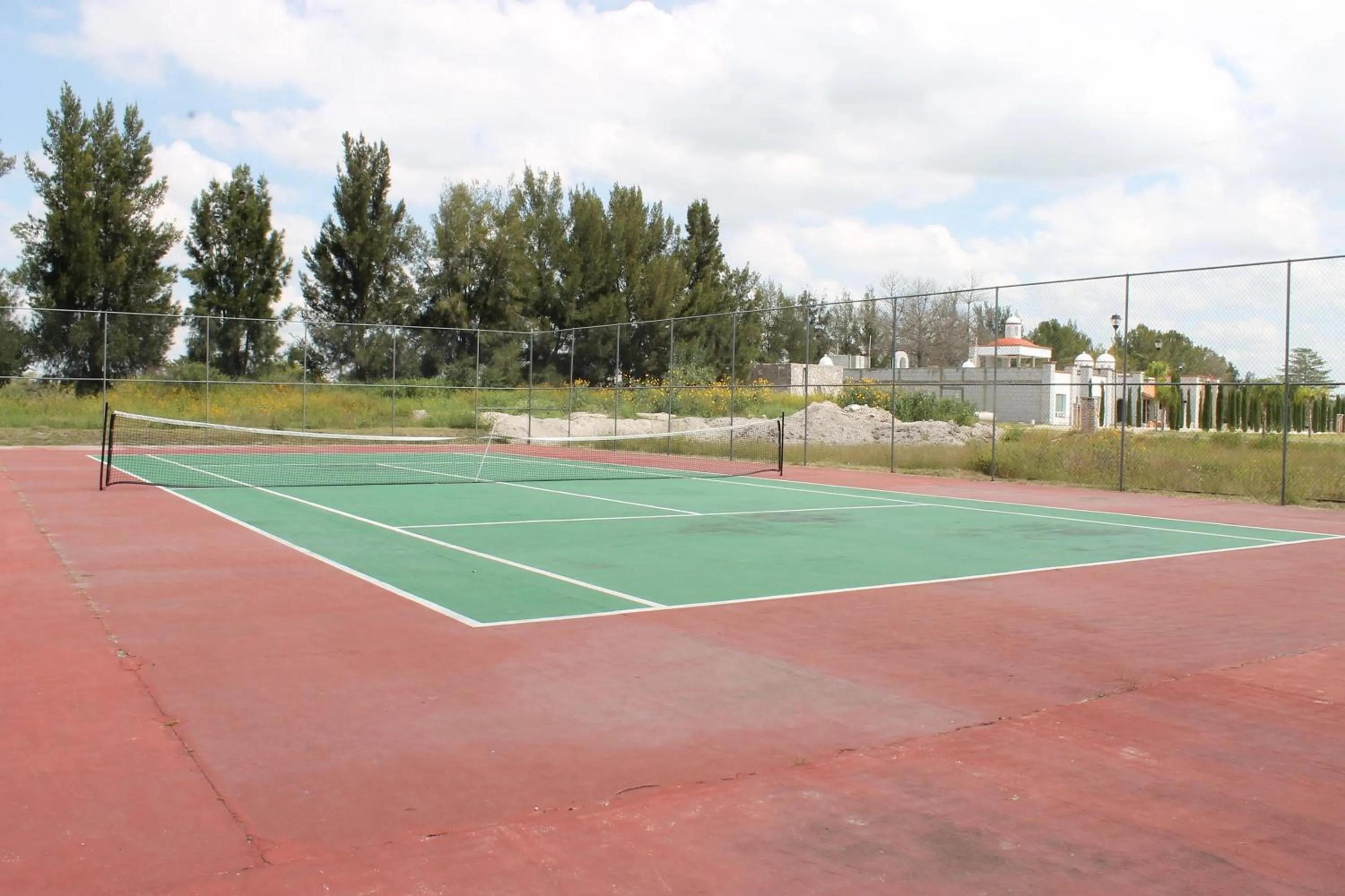 Tennis court in Atotonilco Hotel & Club