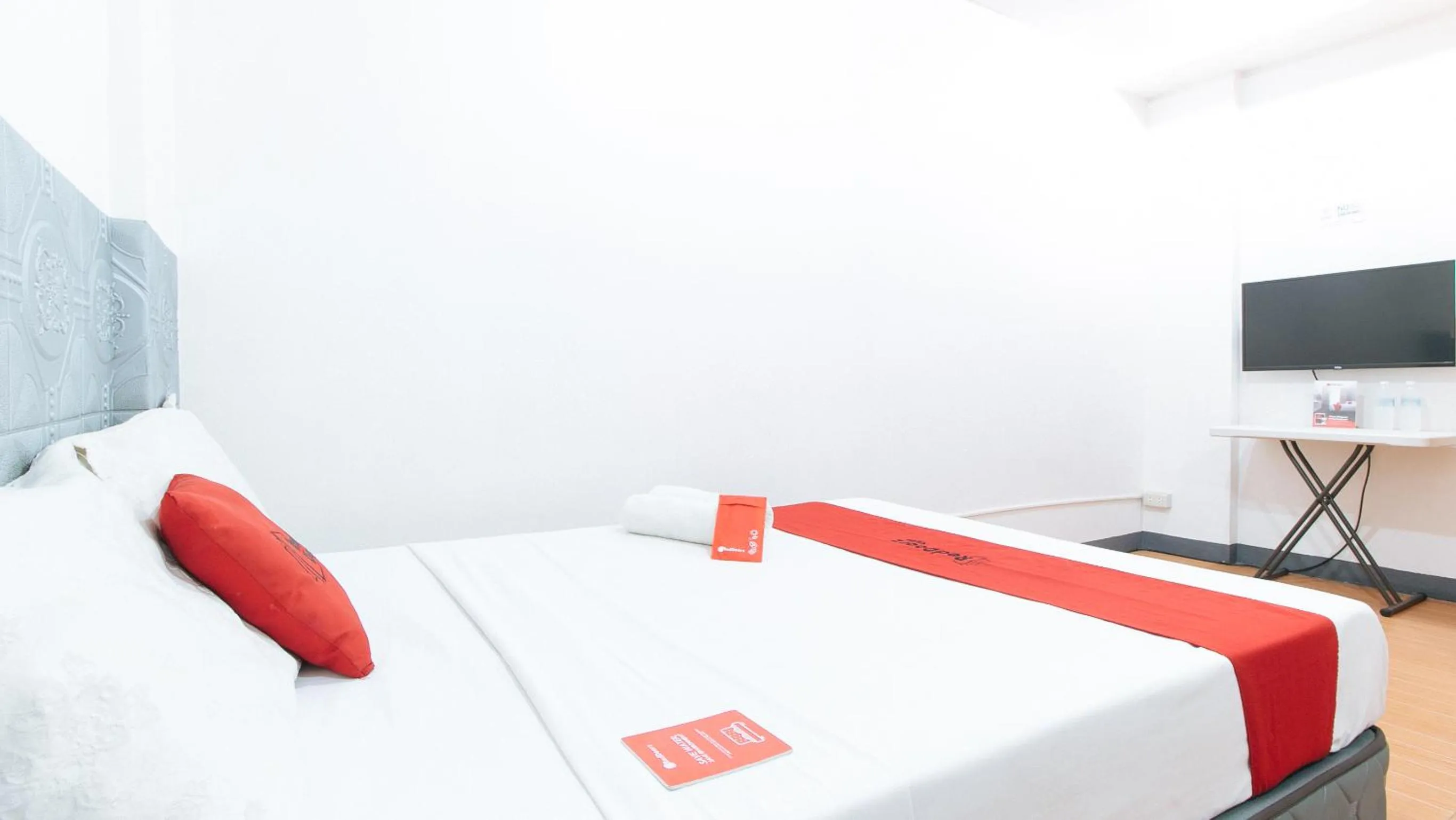 Bed in RedDoorz at CAA Road Las Pinas