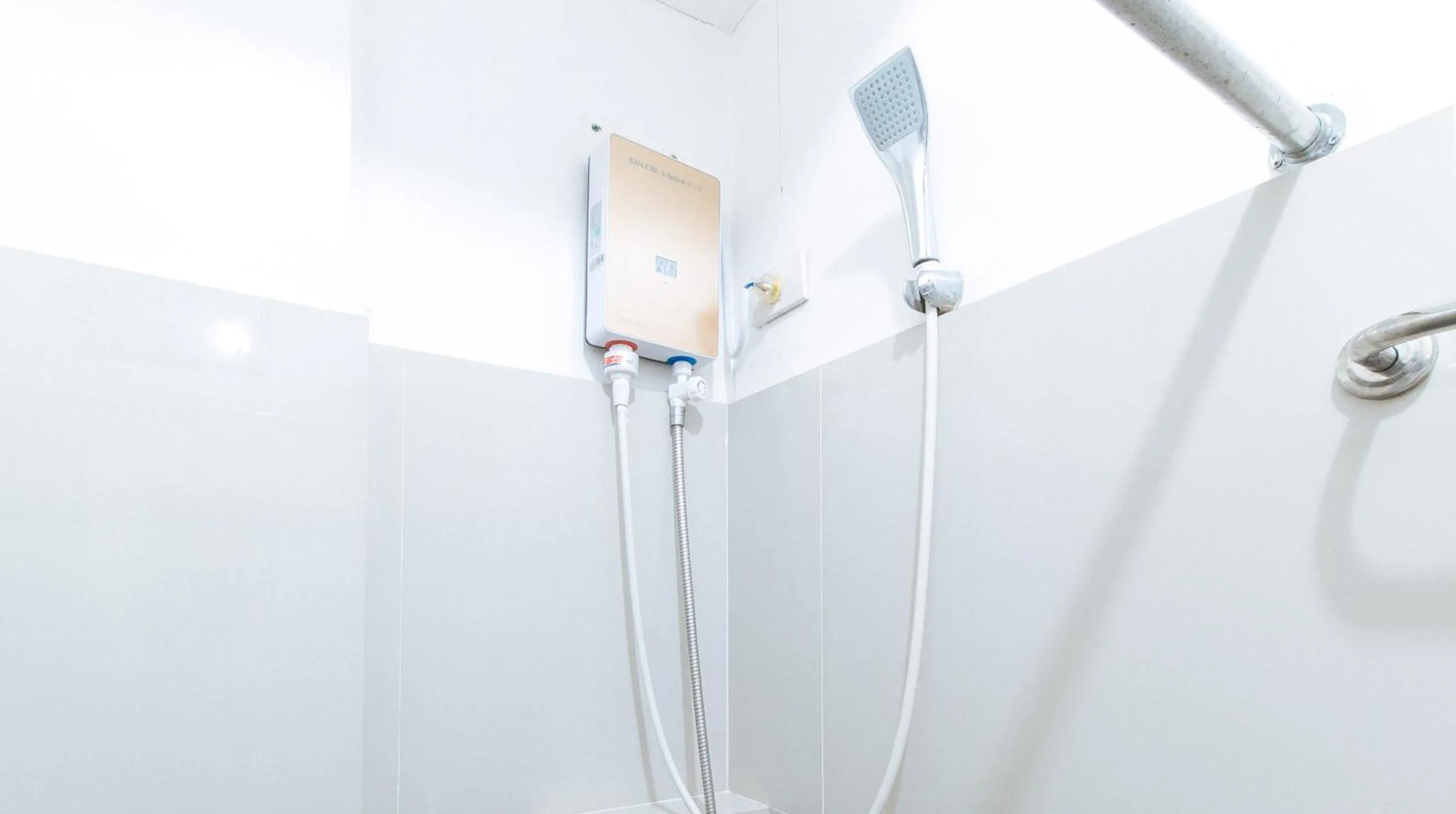 Shower in RedDoorz at CAA Road Las Pinas