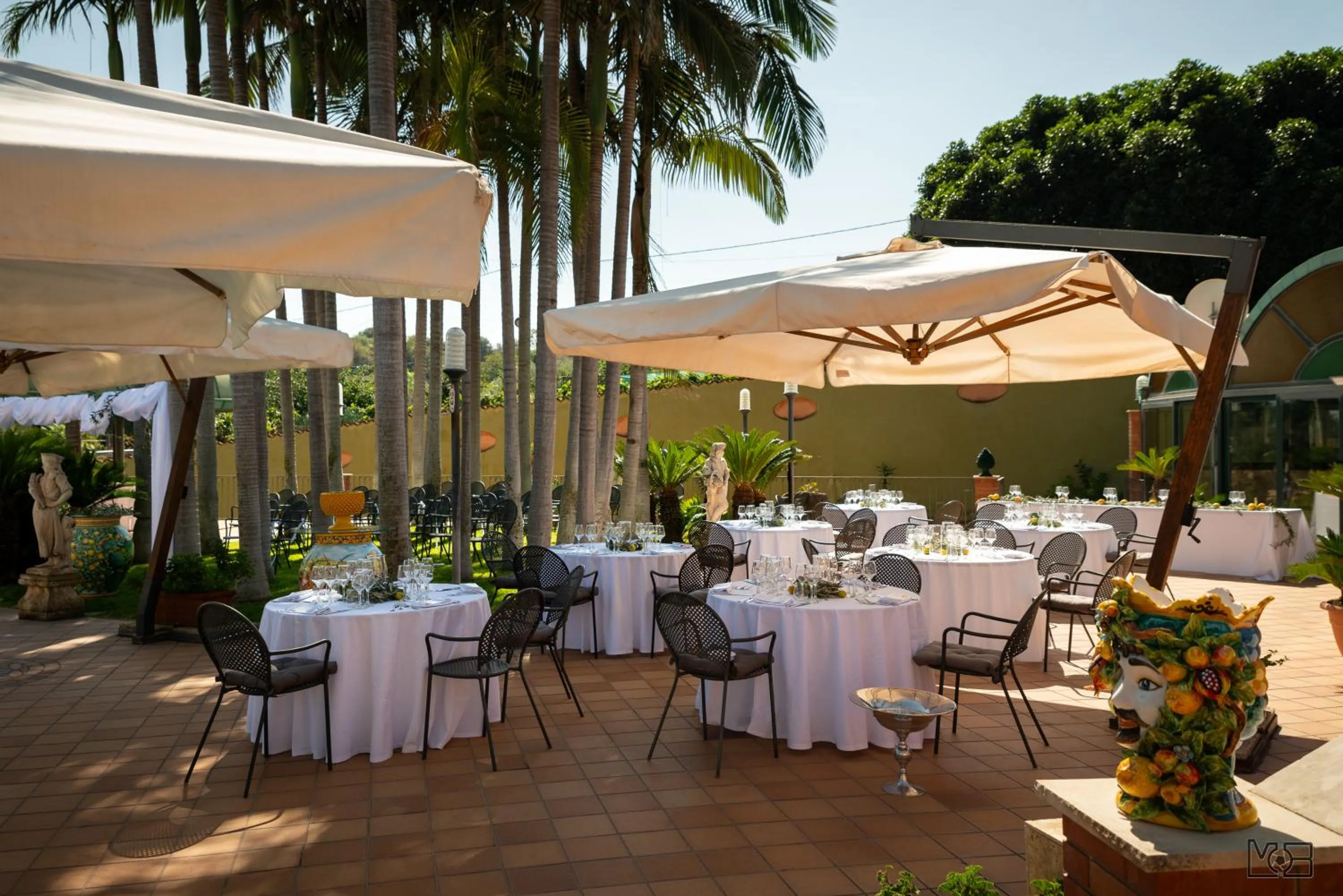 Restaurant/places to eat in Villa Grandiosa FC