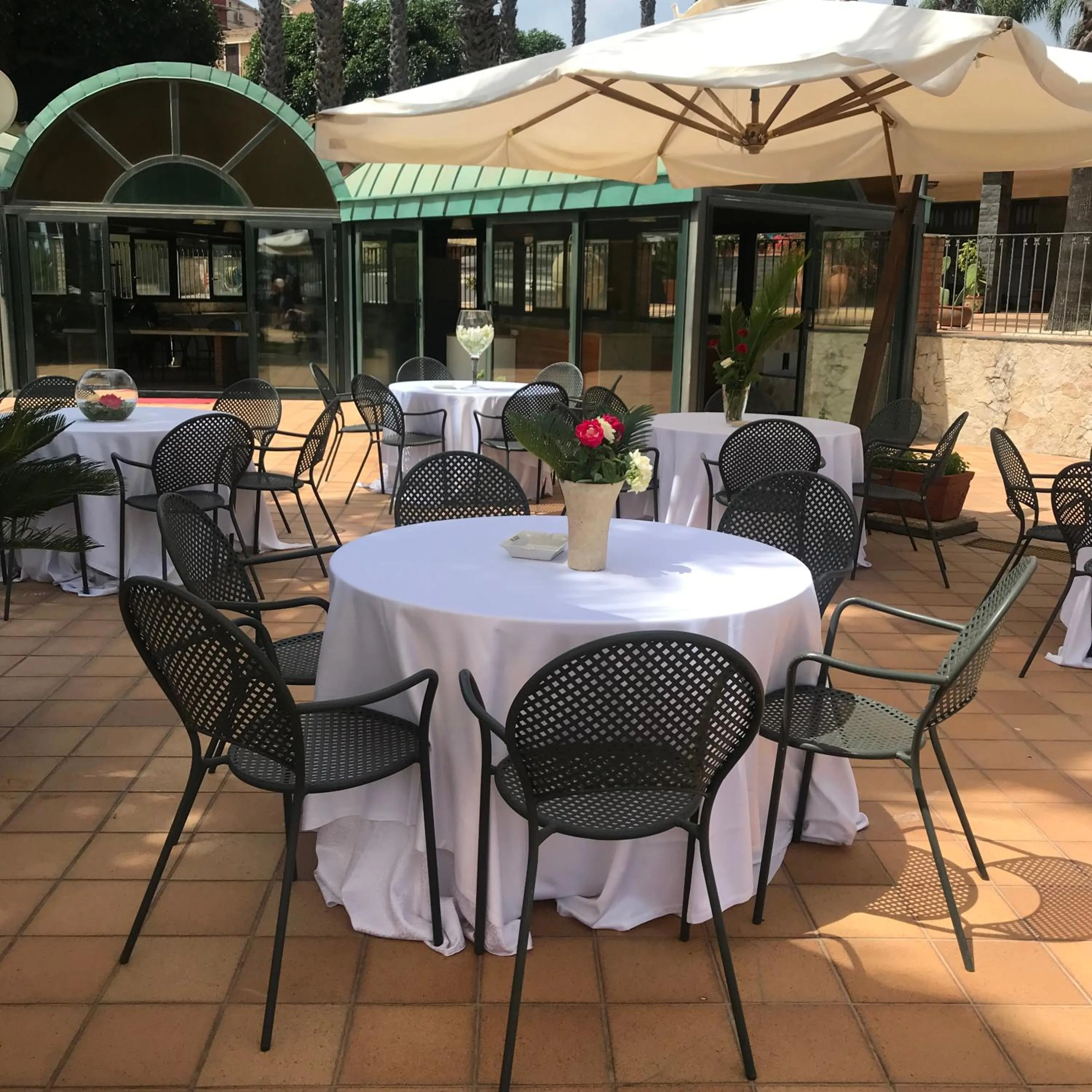 Restaurant/places to eat in Villa Grandiosa FC