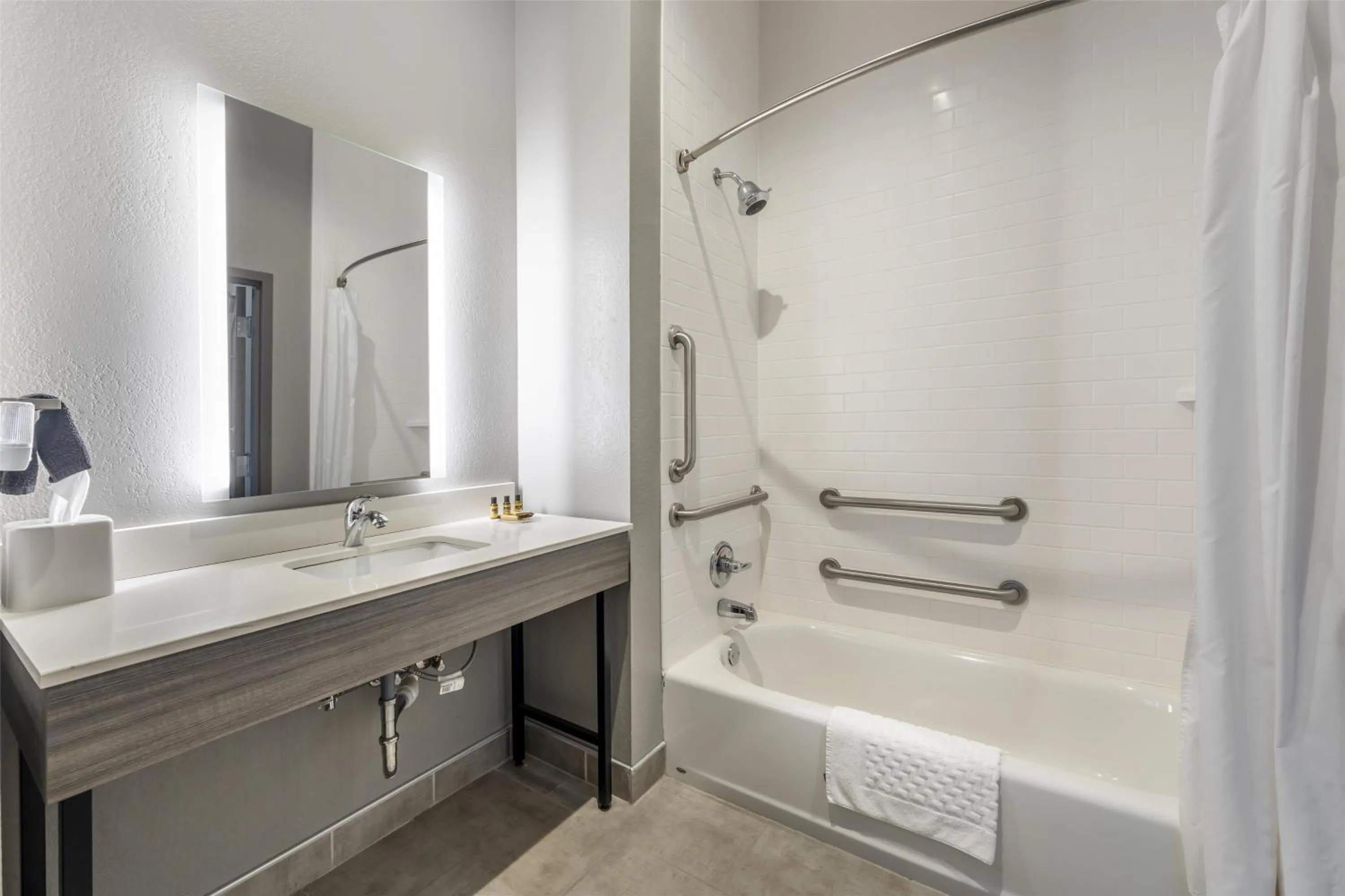 Bathroom in Best Western Plus Lawrenceburg