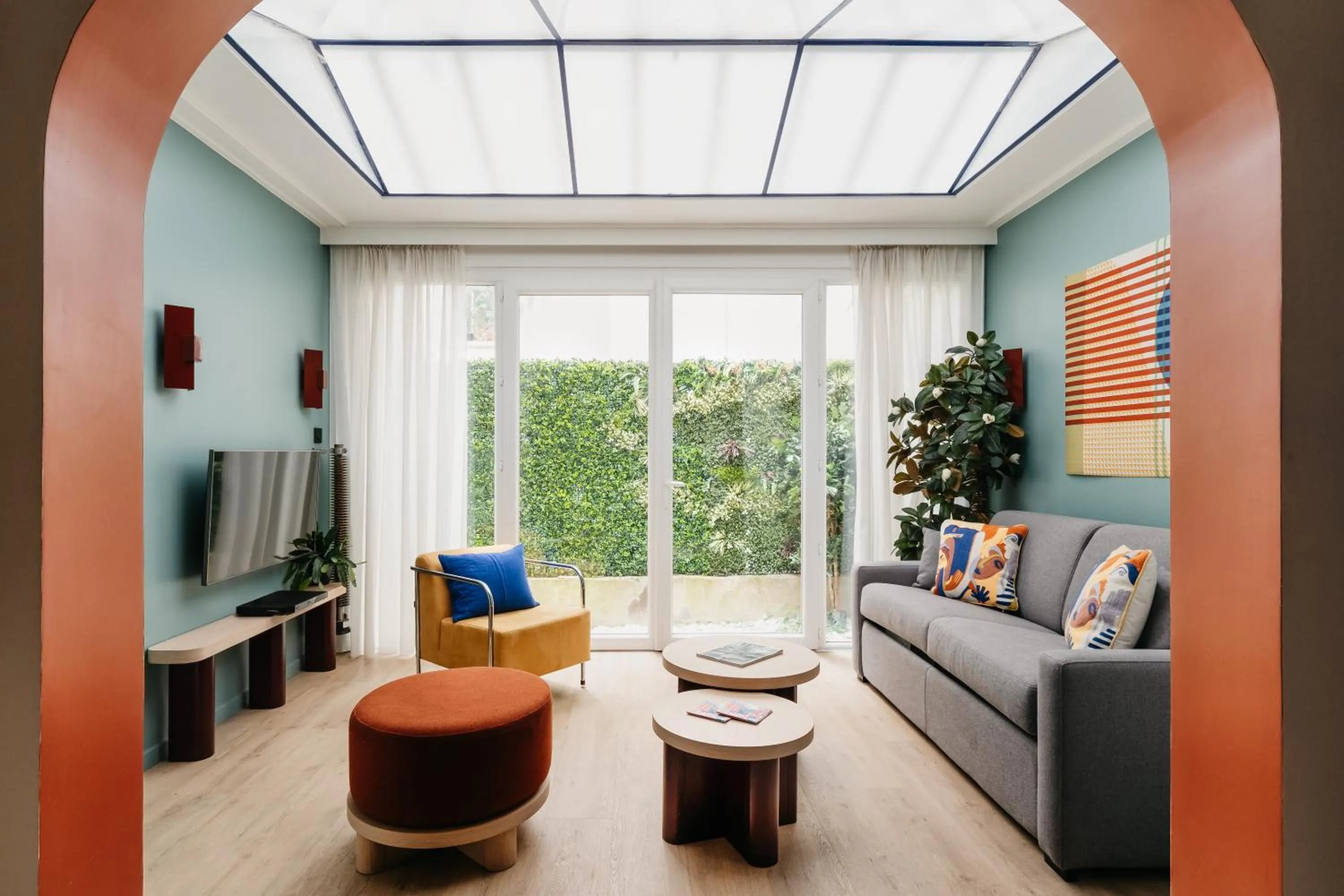 TV and multimedia in Edgar Suites Auteuil - Le Marois