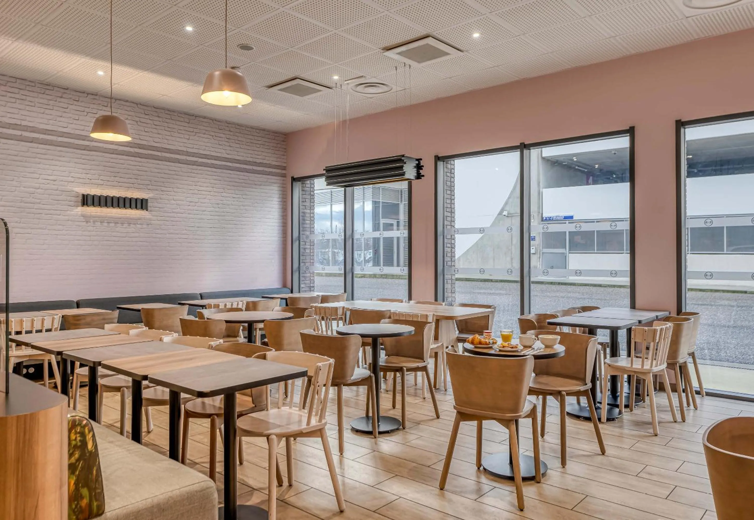 Breakfast in B&B HOTEL Bordeaux Bassins à flot