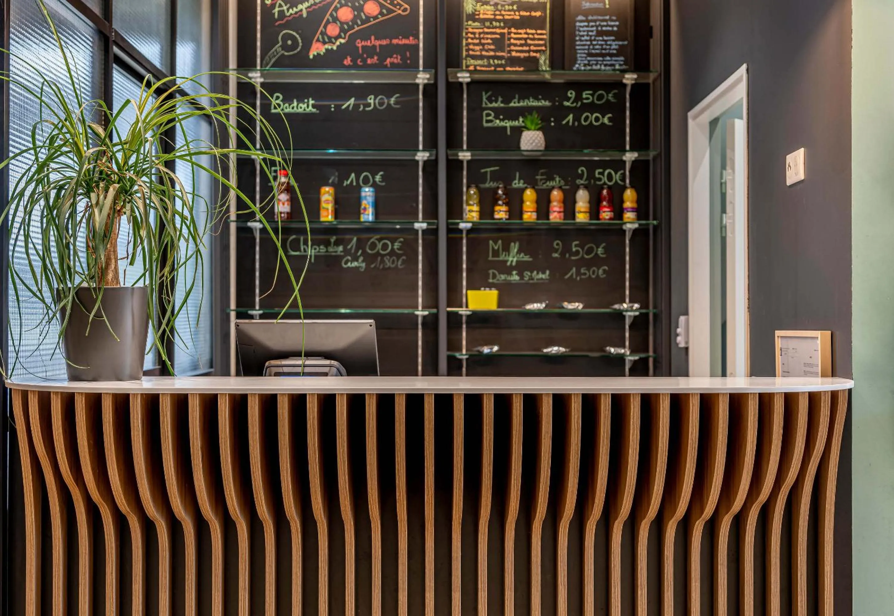 Lounge or bar in B&B HOTEL Bordeaux Bassins à flot