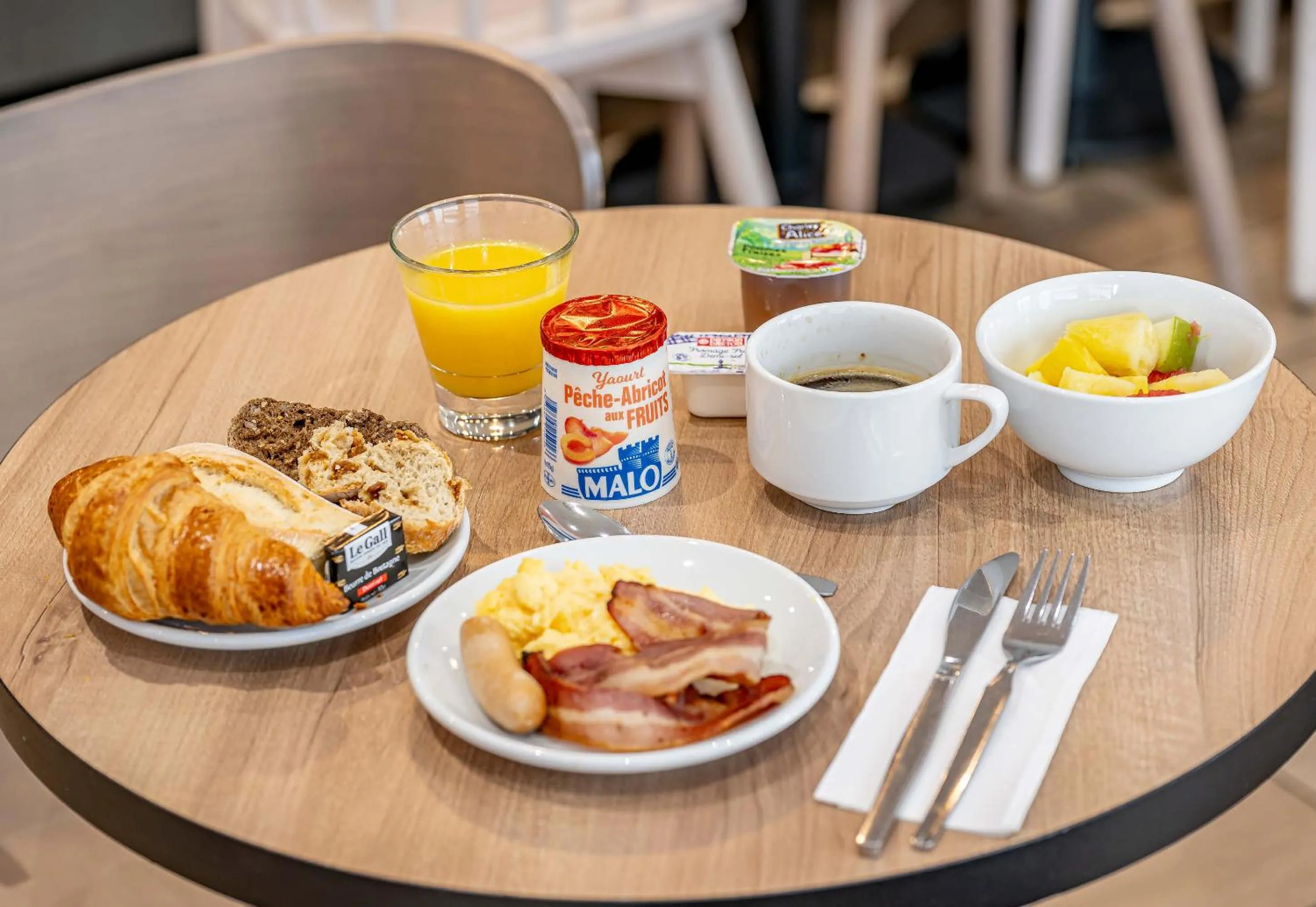 Breakfast in B&B HOTEL Bordeaux Bassins à flot