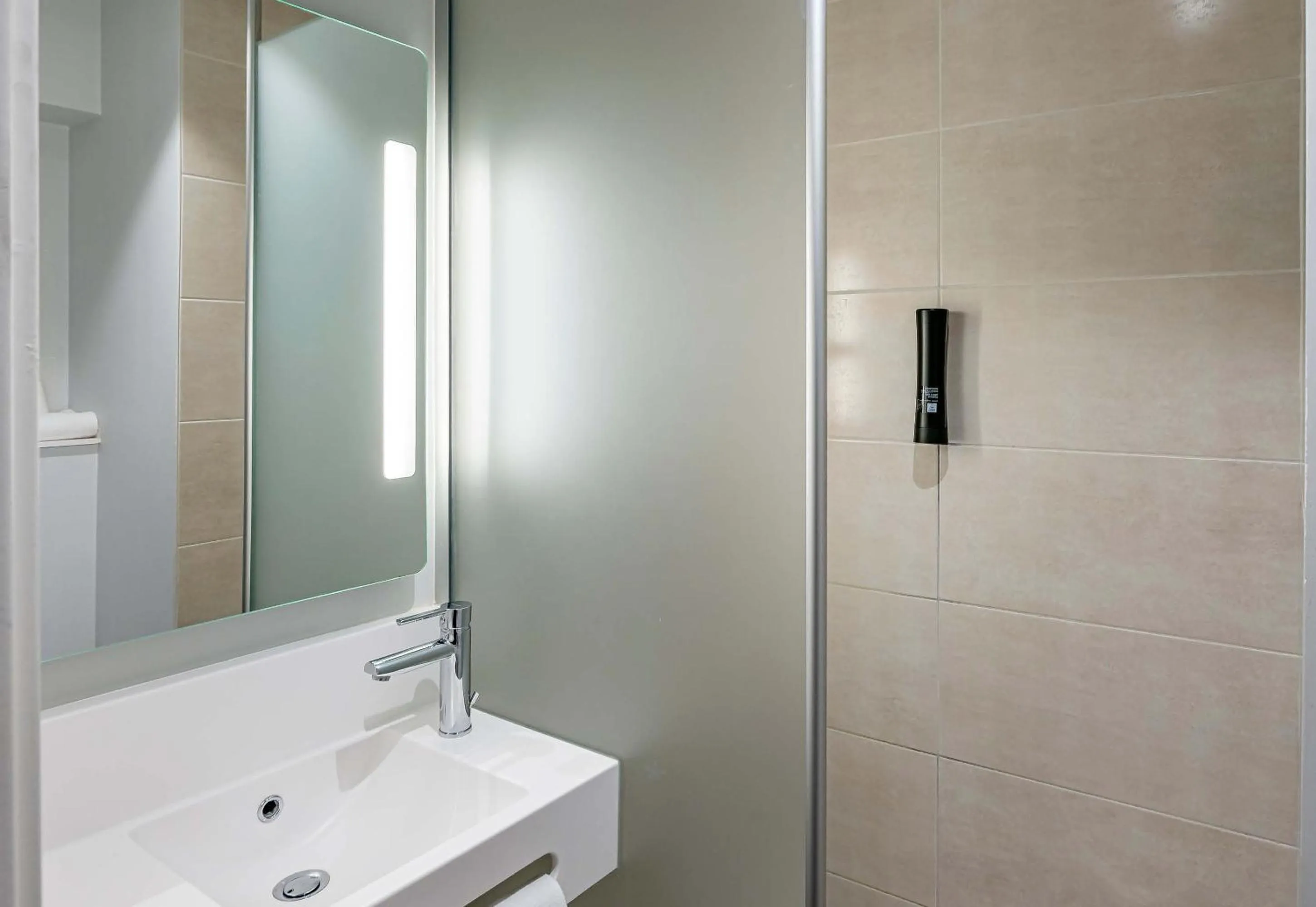 Bathroom in B&B HOTEL Bordeaux Bassins à flot