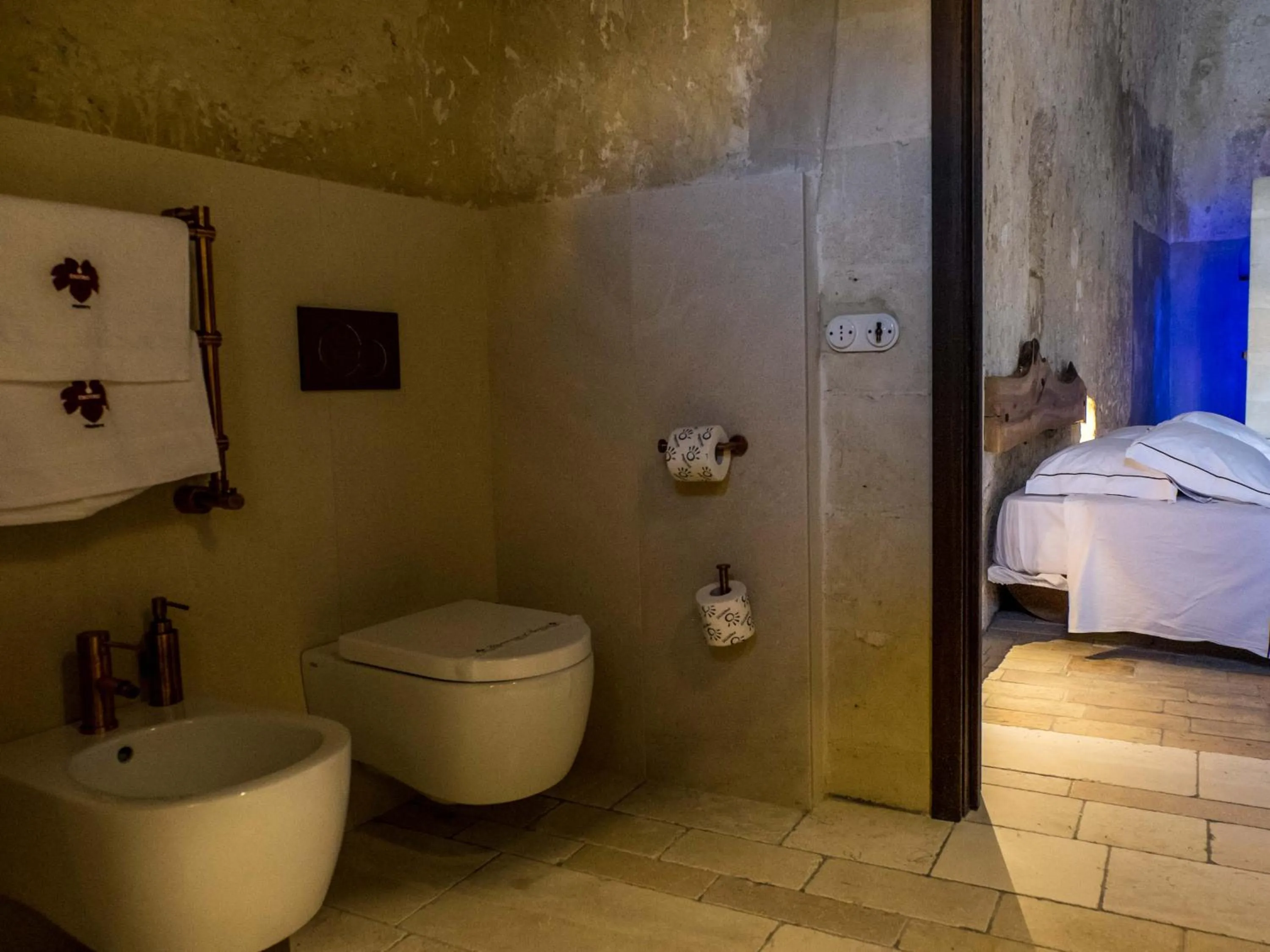 Bathroom, Bed in ENOTRIO Barisano
