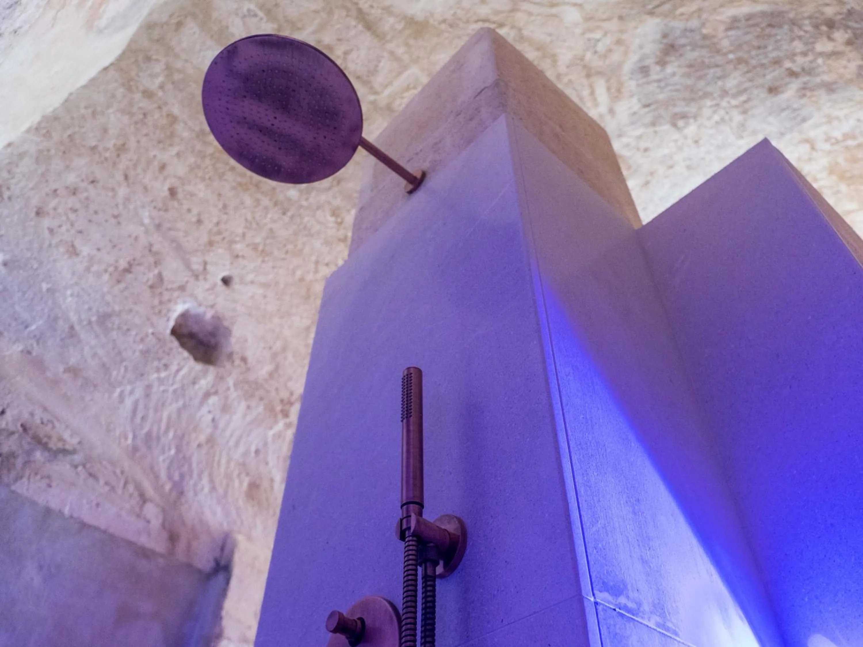 Shower in ENOTRIO Barisano