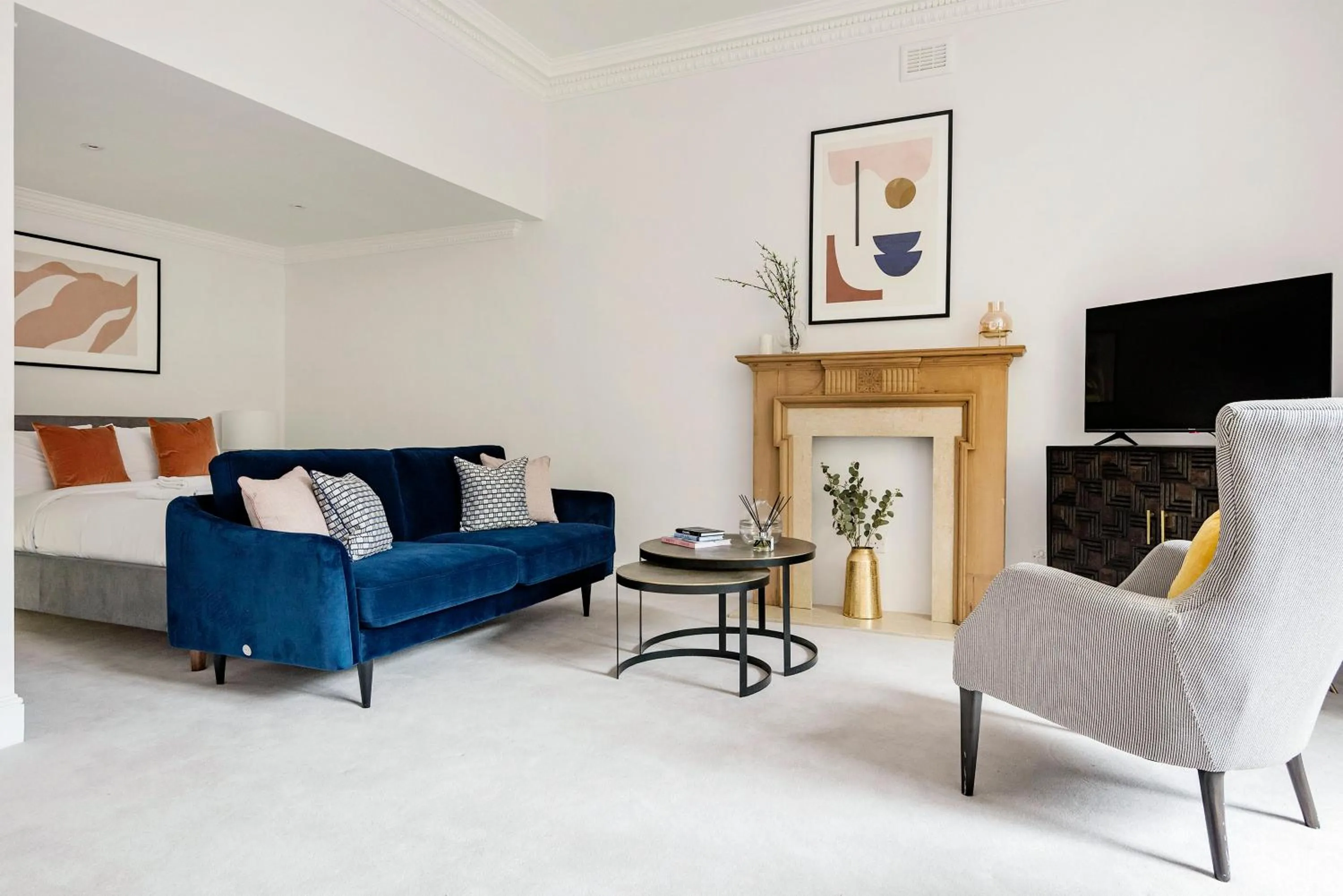 Living room, Bed in 3 Sloane Gardens