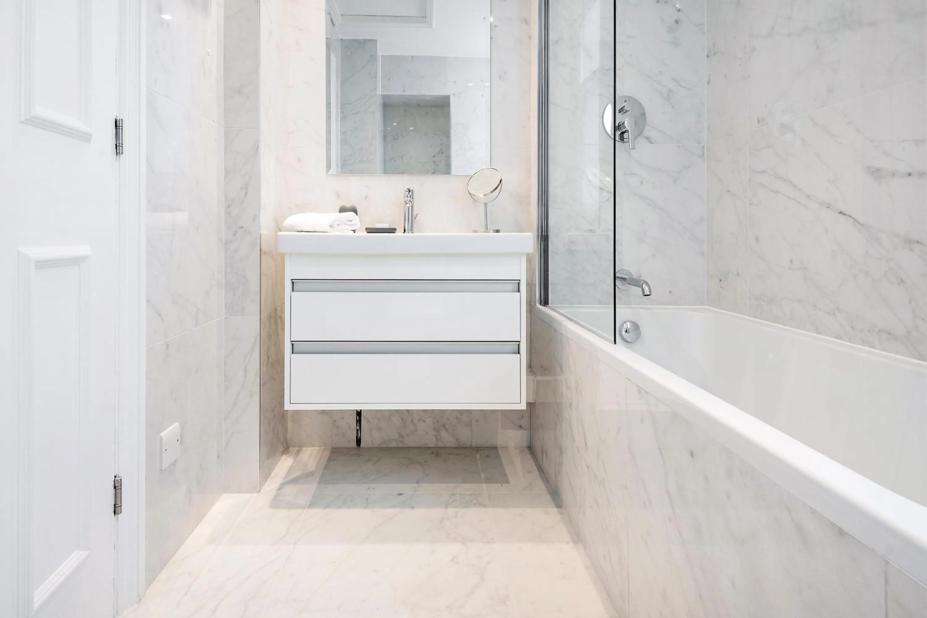 Bathroom, Bed in 3 Sloane Gardens