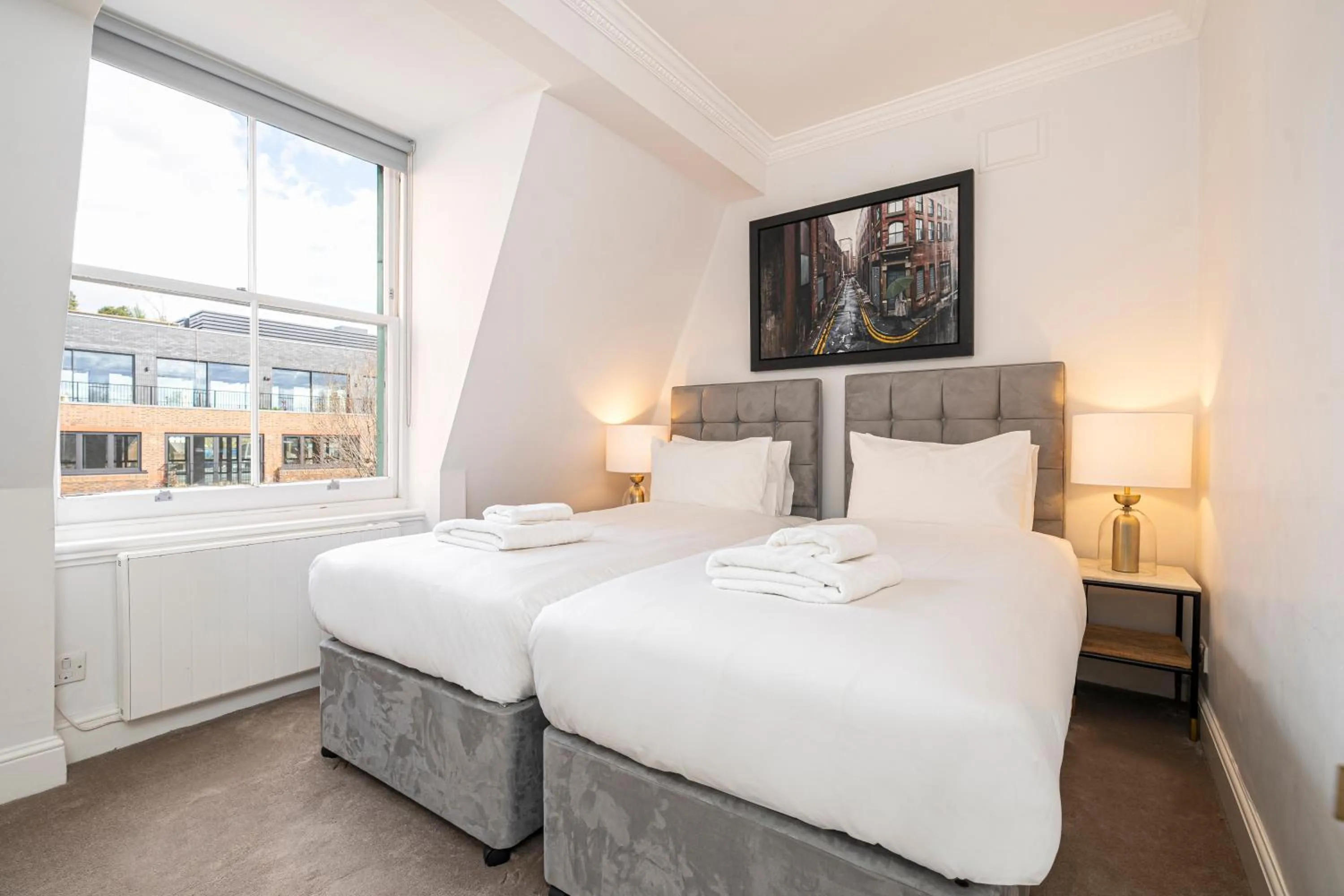 Bedroom, Bed in 3 Sloane Gardens