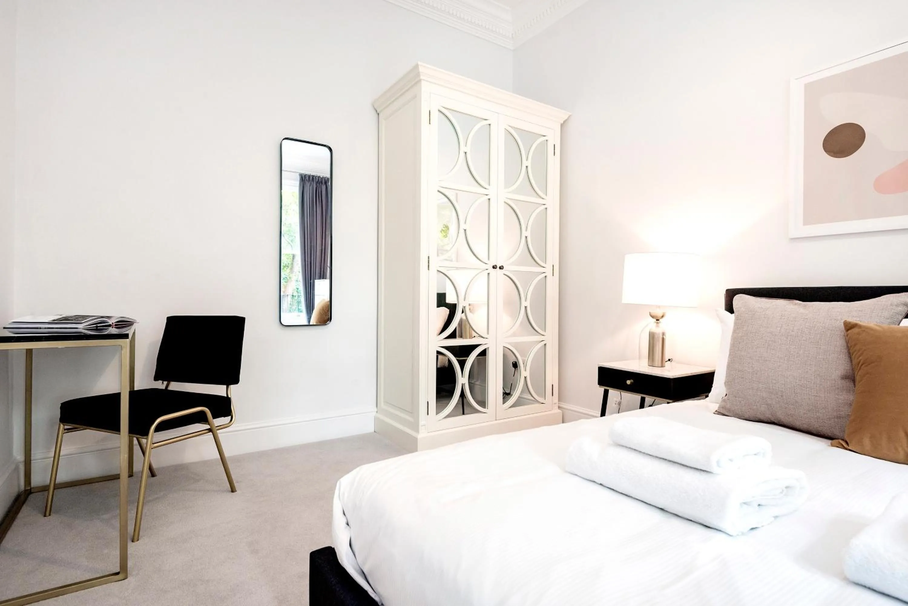 Bedroom, Bed in 3 Sloane Gardens