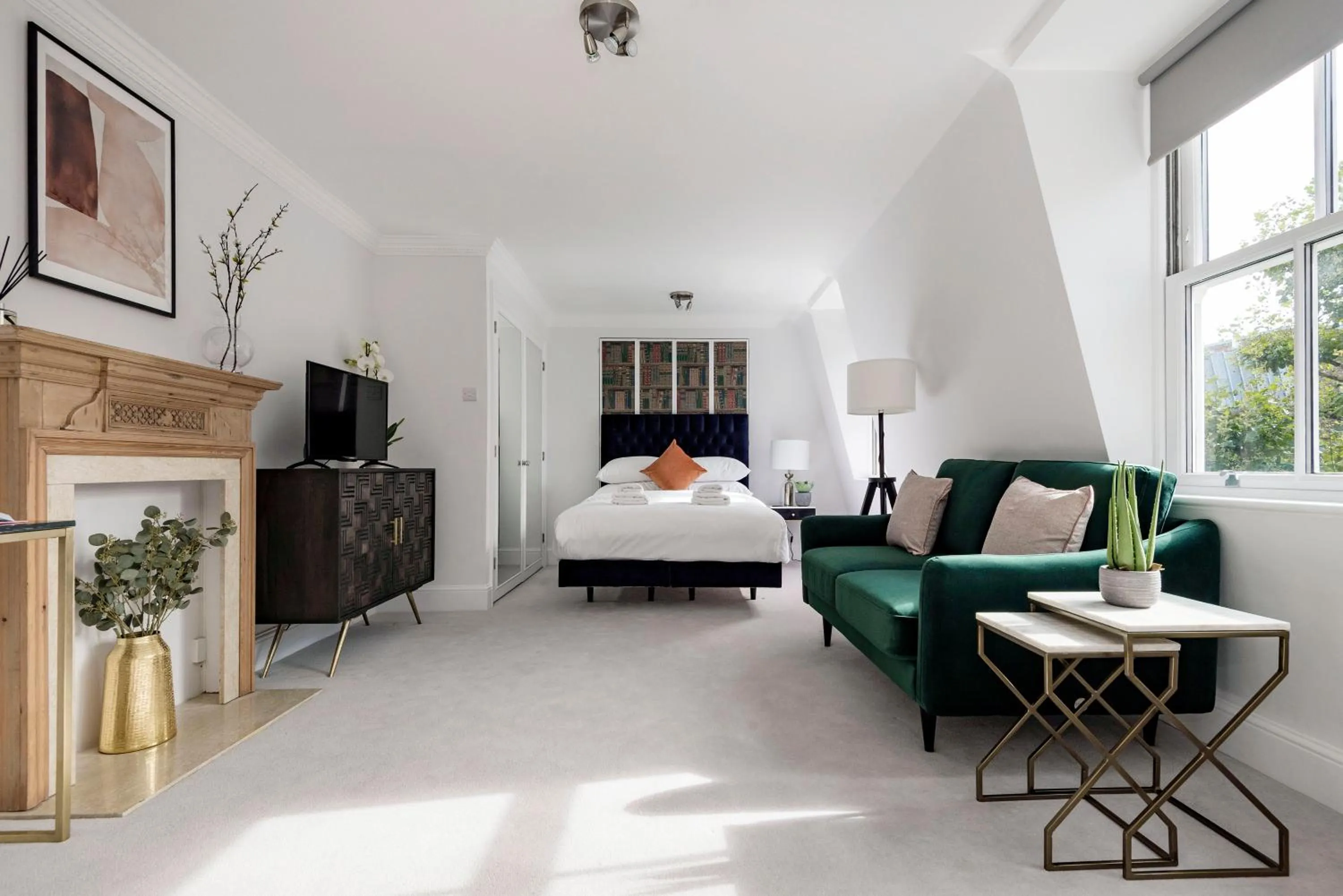 Living room, Bed in 3 Sloane Gardens