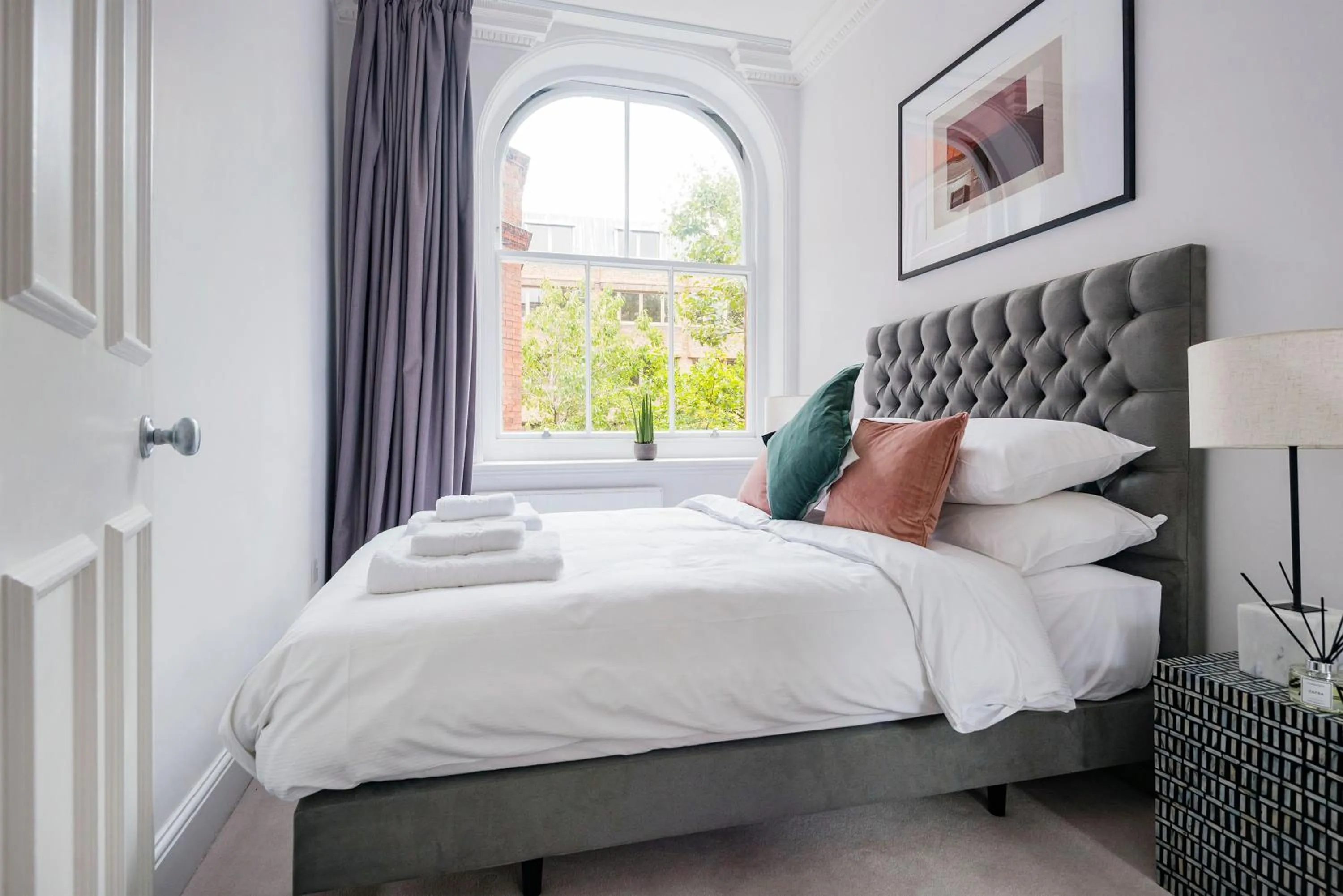 Bed in 3 Sloane Gardens