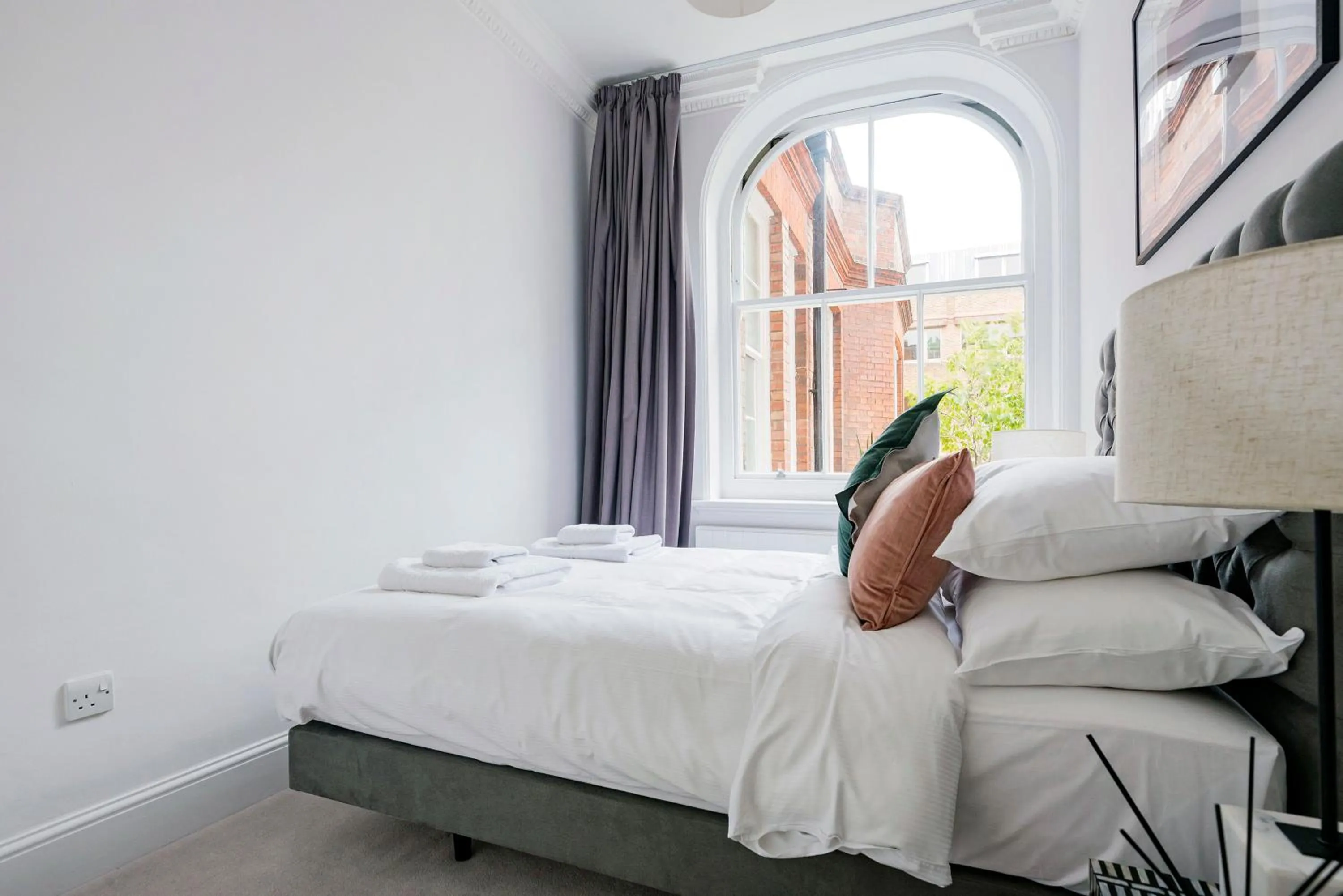 Bed in 3 Sloane Gardens