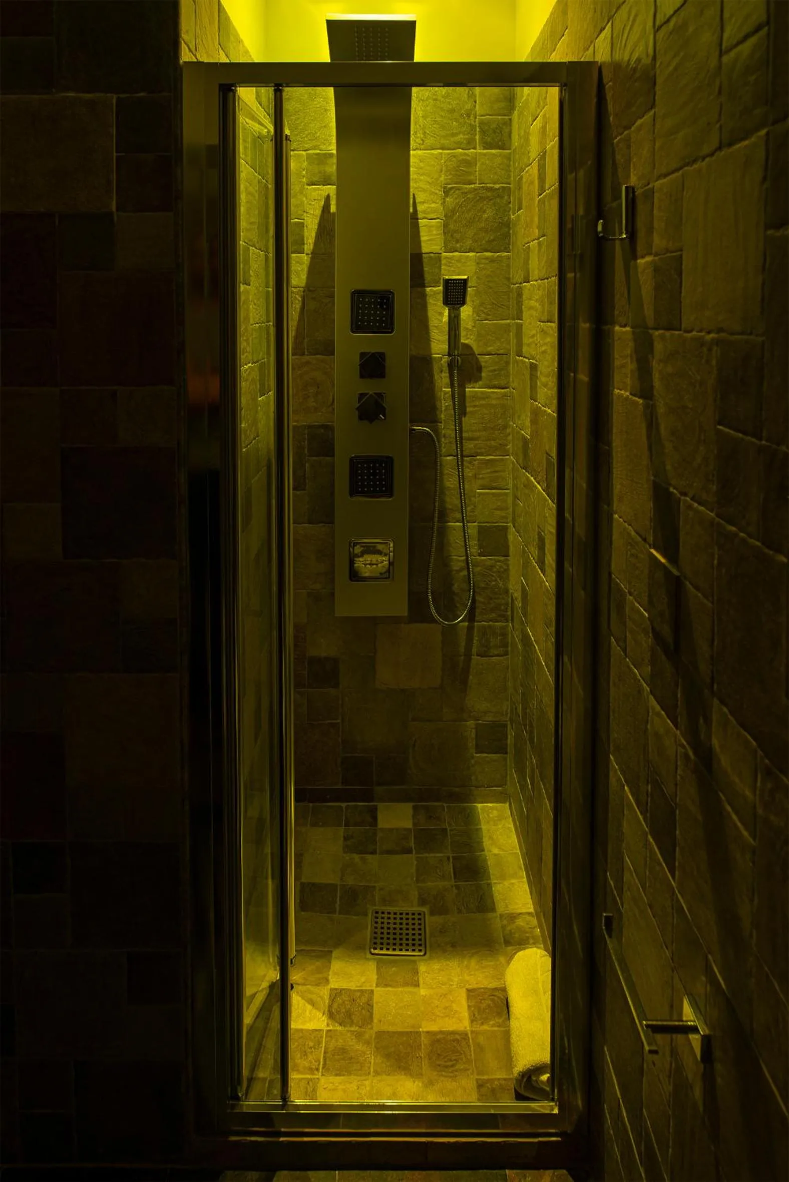 Shower in Napul'è 19