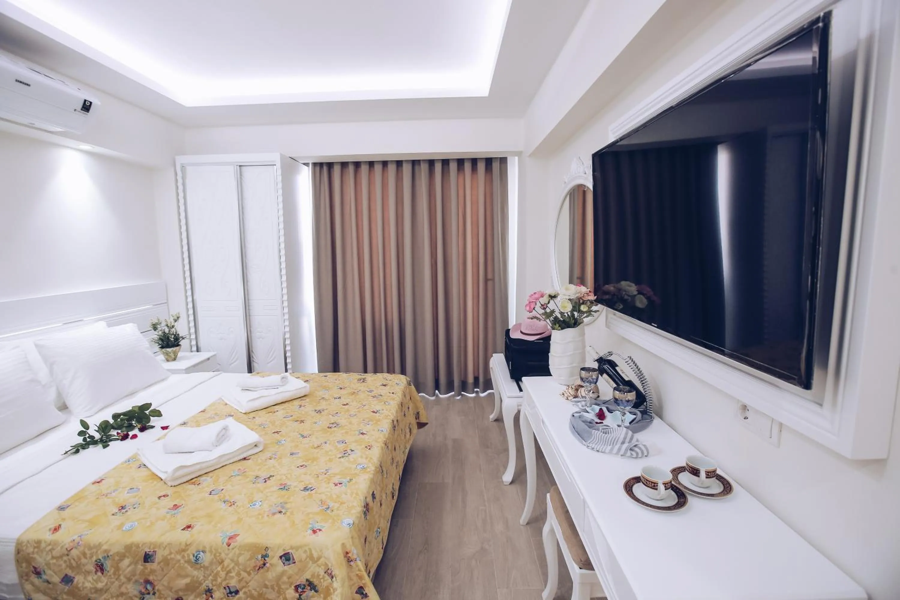 Bedroom, Bed in Princess Kinli Suites Hotel
