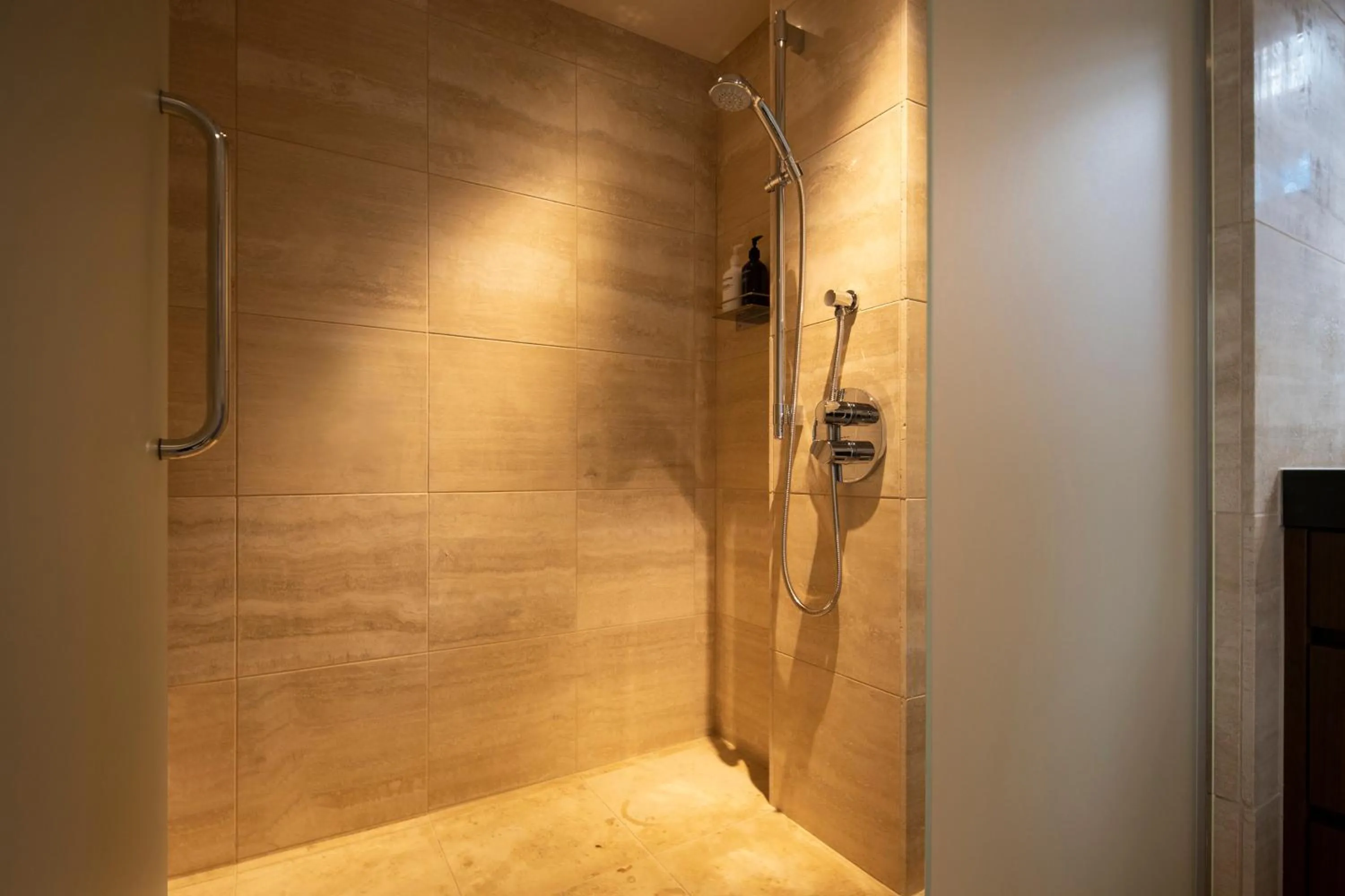 Shower in PETALS TOKYO - Floating Hotel