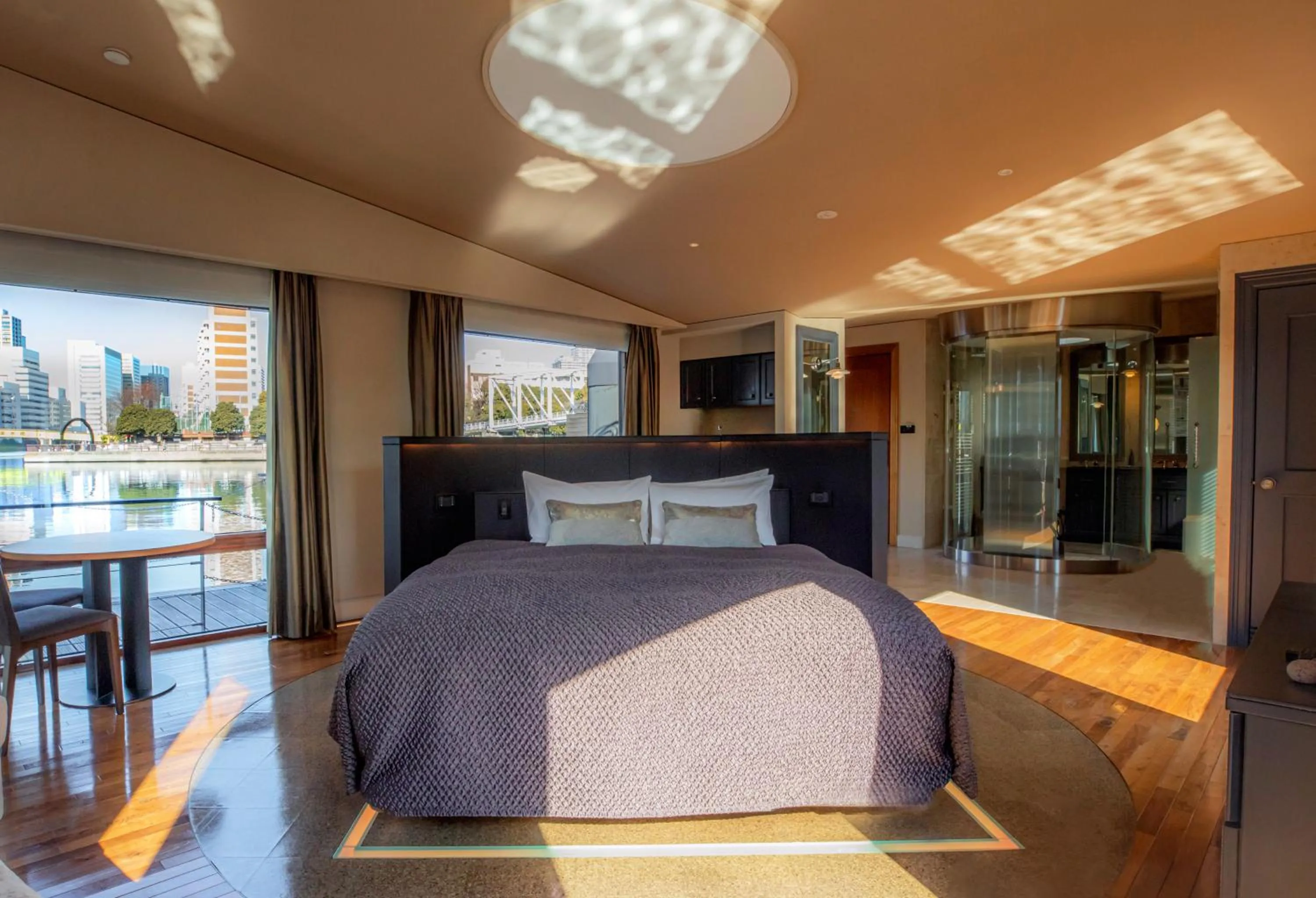 Bed in PETALS TOKYO - Floating Hotel