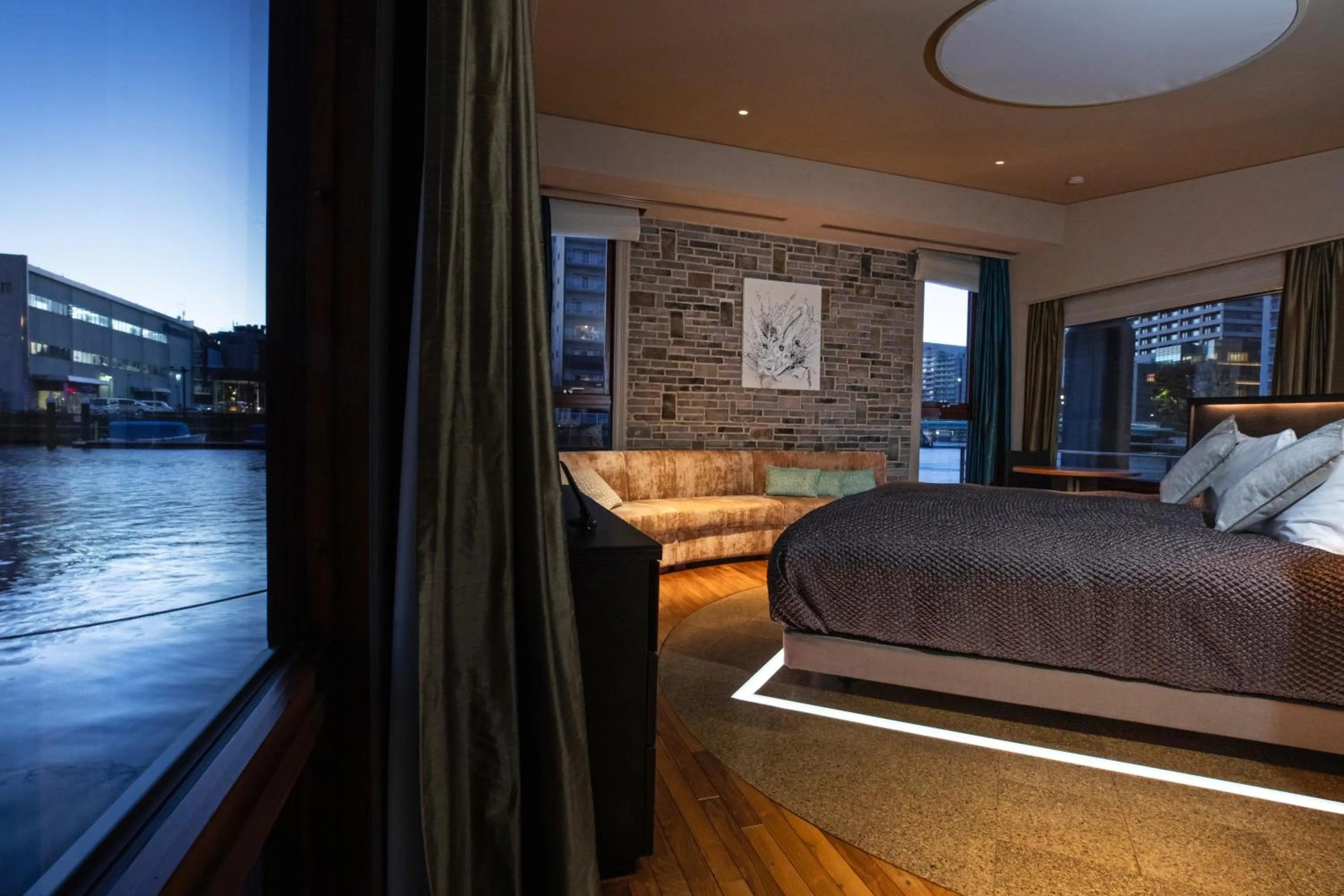 Bed in PETALS TOKYO - Floating Hotel