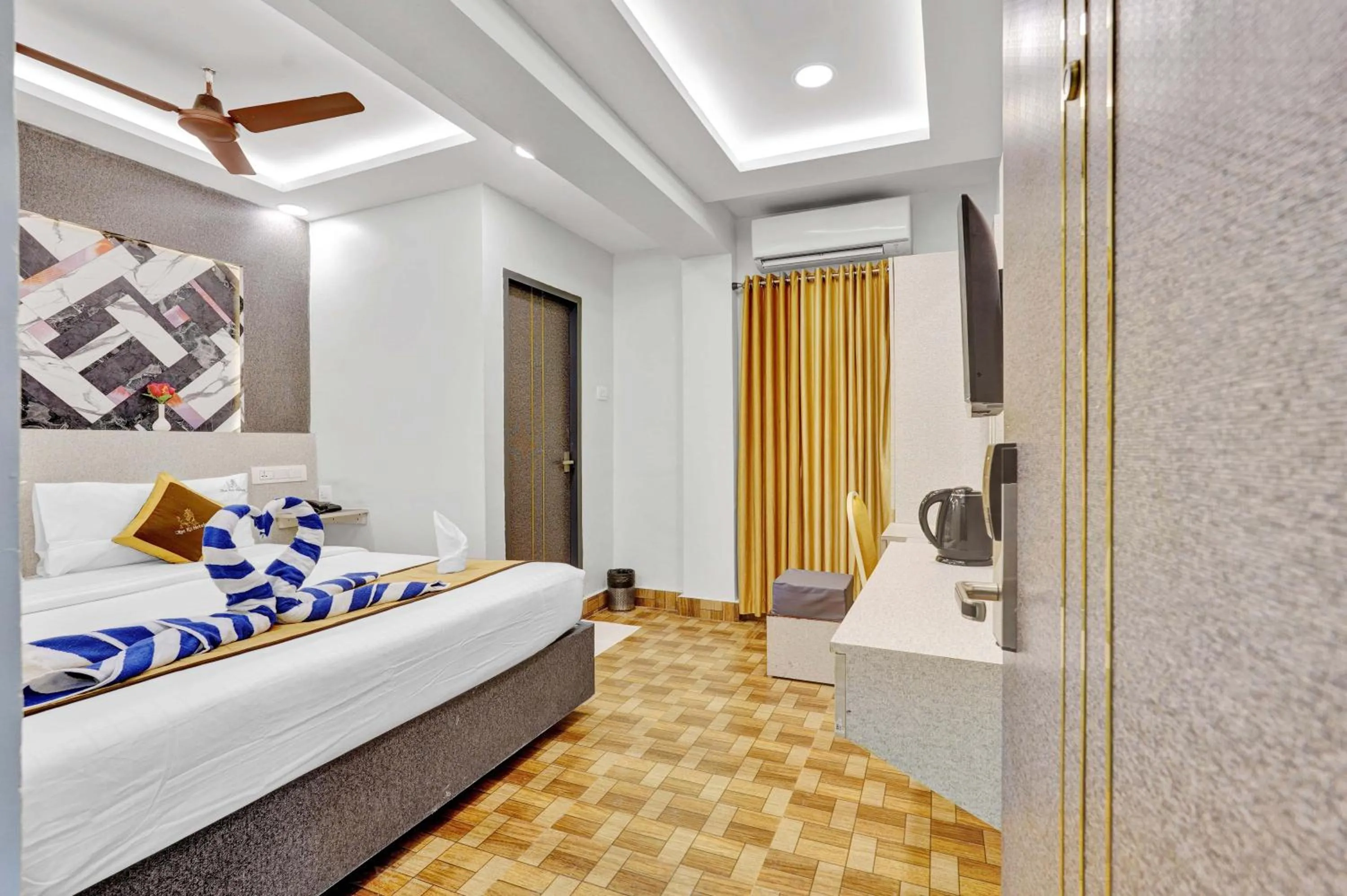 Communal lounge/ TV room, Bed in The K11 Hotels - T Nagar