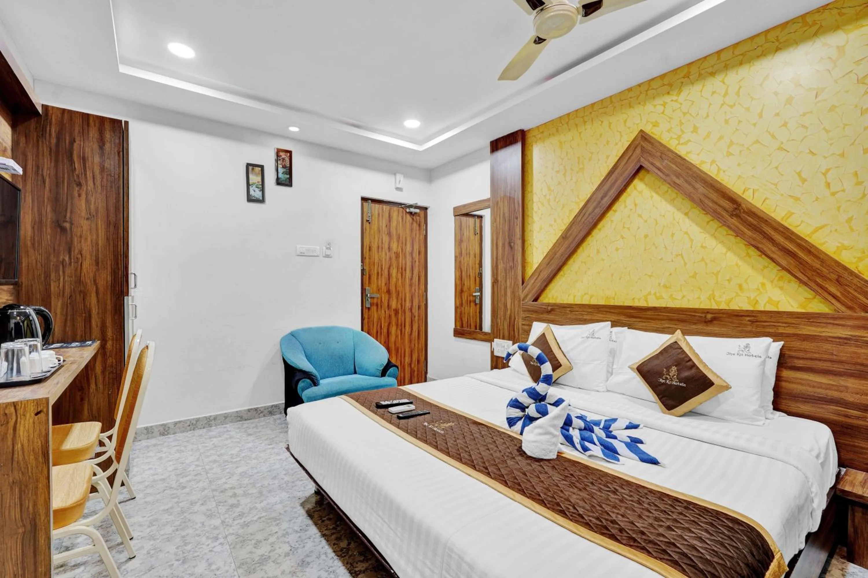 wardrobe, Bed in The K11 Hotels - T Nagar