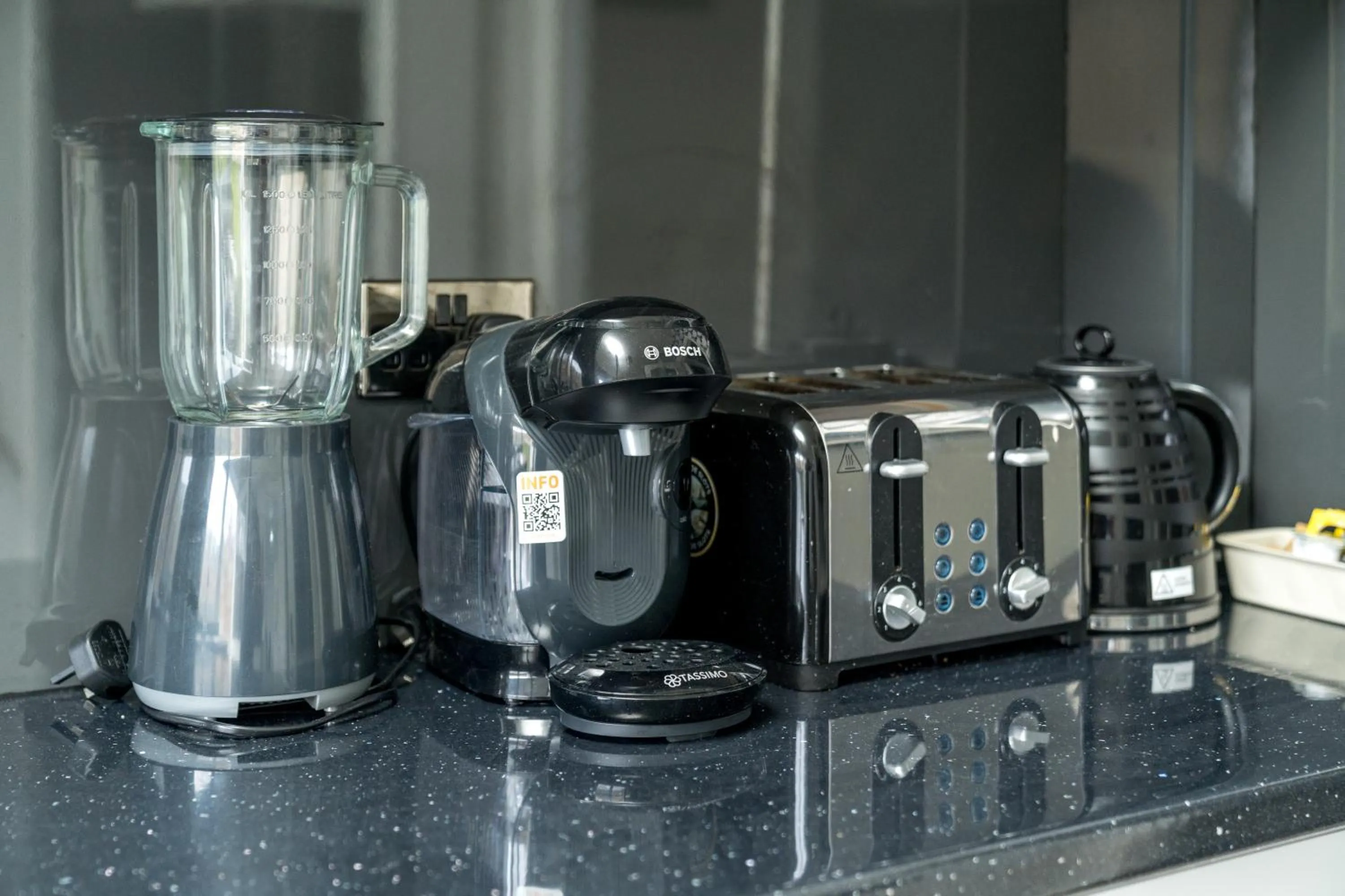 Kitchen or kitchenette in Skyvillion-STEVENAGE Amazing 3Bed House, Garden, Free Off Street Parking for 2 Cars, WiFi