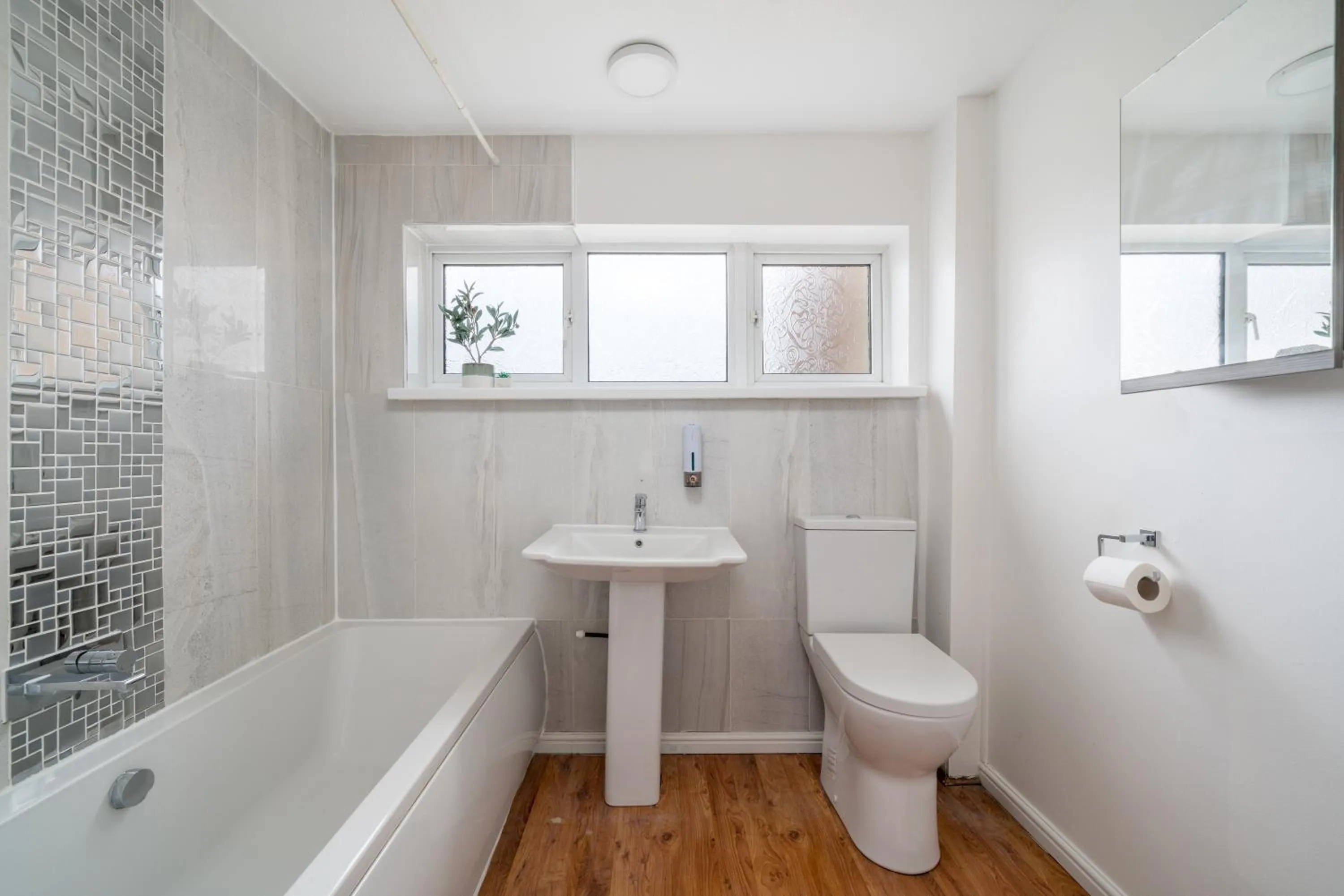 Bathroom in Skyvillion-STEVENAGE Amazing 3Bed House, Garden, Free Off Street Parking for 2 Cars, WiFi