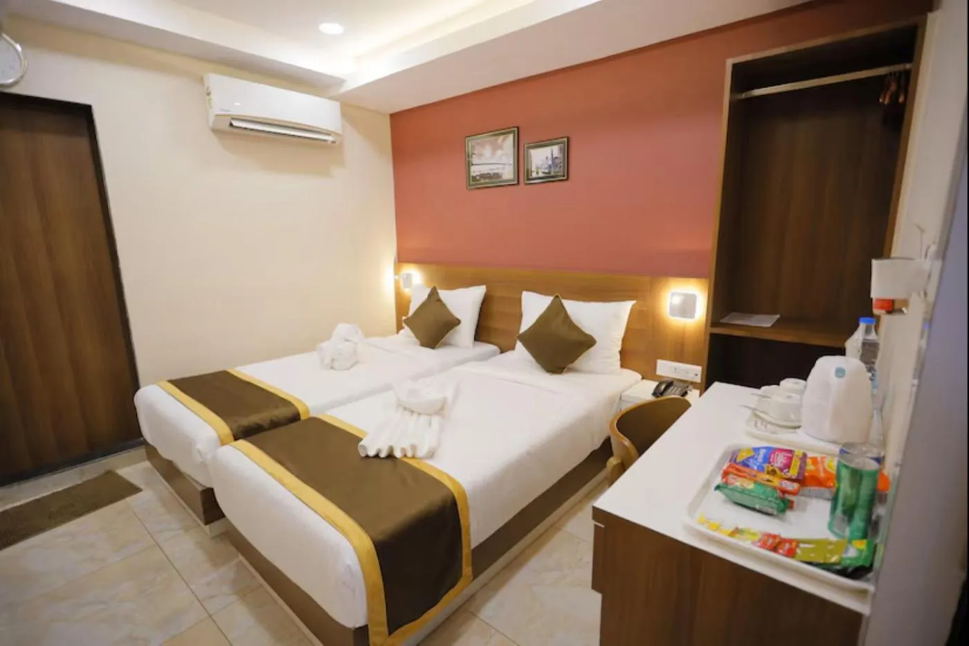 Photo of the whole room, Bed in The Avenue Hotel Ballygunge