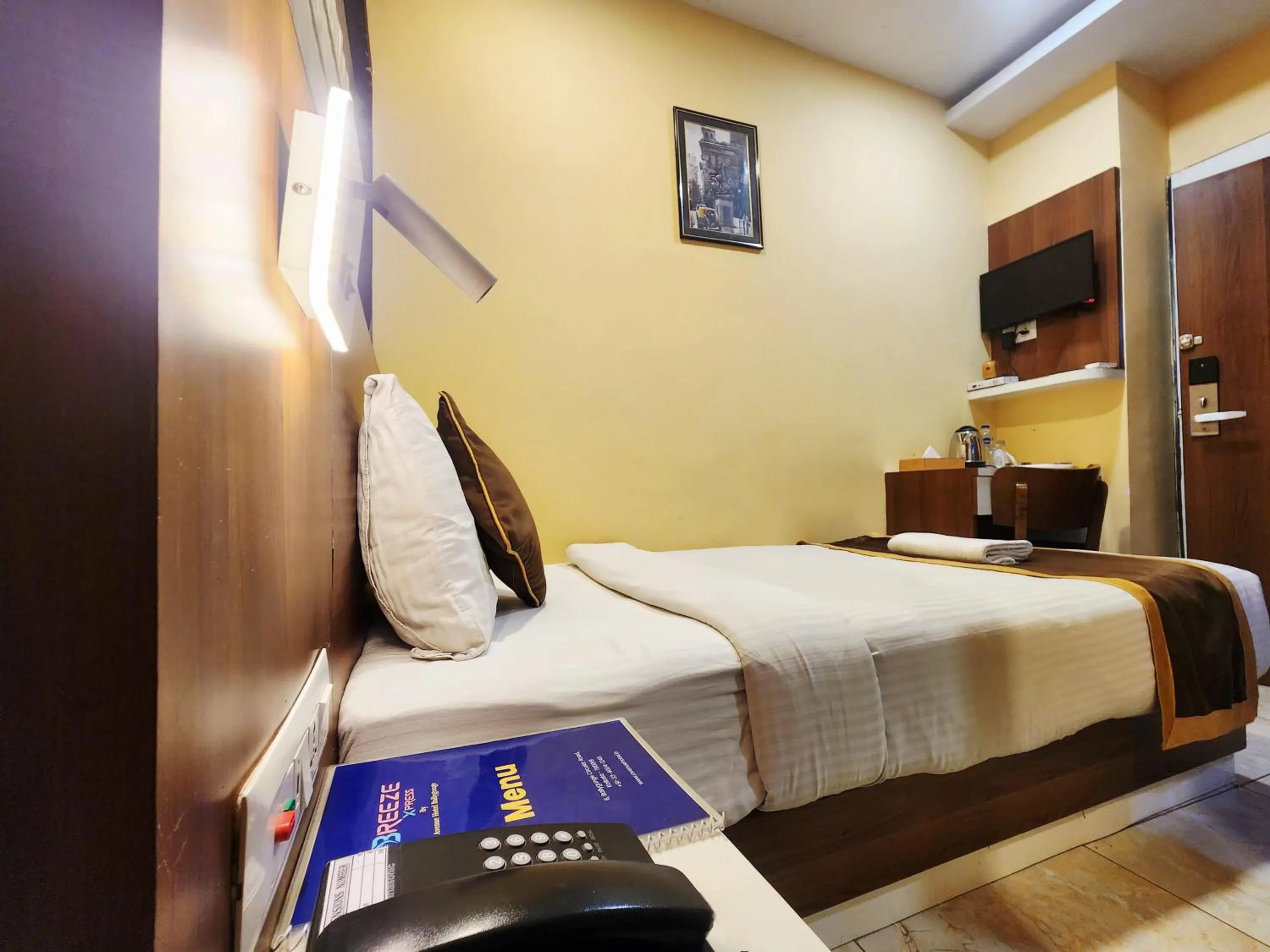 Bed in The Avenue Hotel Ballygunge