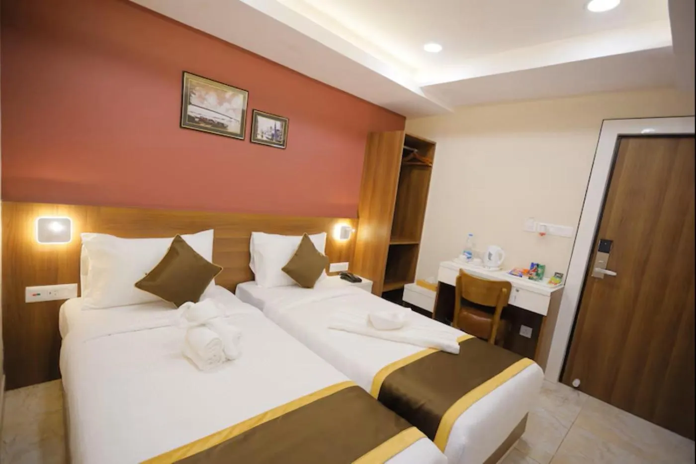 Bedroom, Bed in The Avenue Hotel Ballygunge