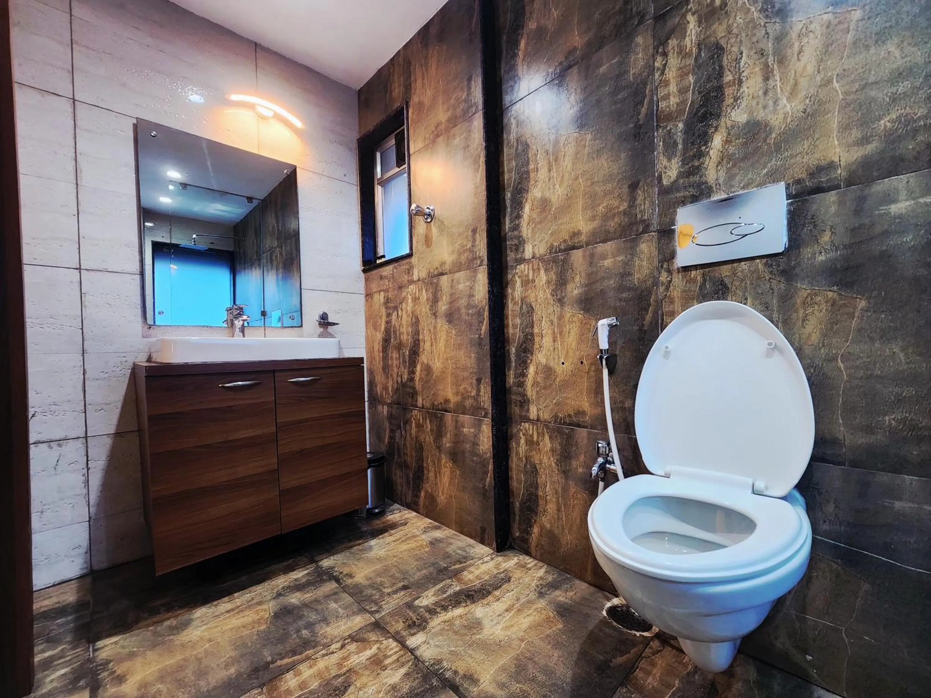Toilet in The Avenue Hotel Ballygunge