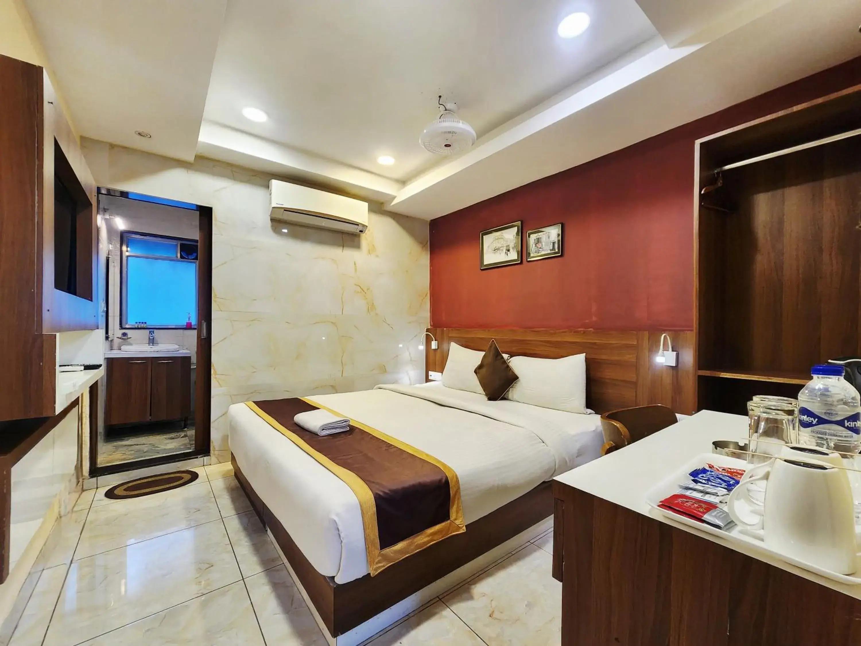 Deluxe Double Room in The Avenue Hotel Ballygunge Deluxe Double Room in The Avenue Hotel Ballygunge