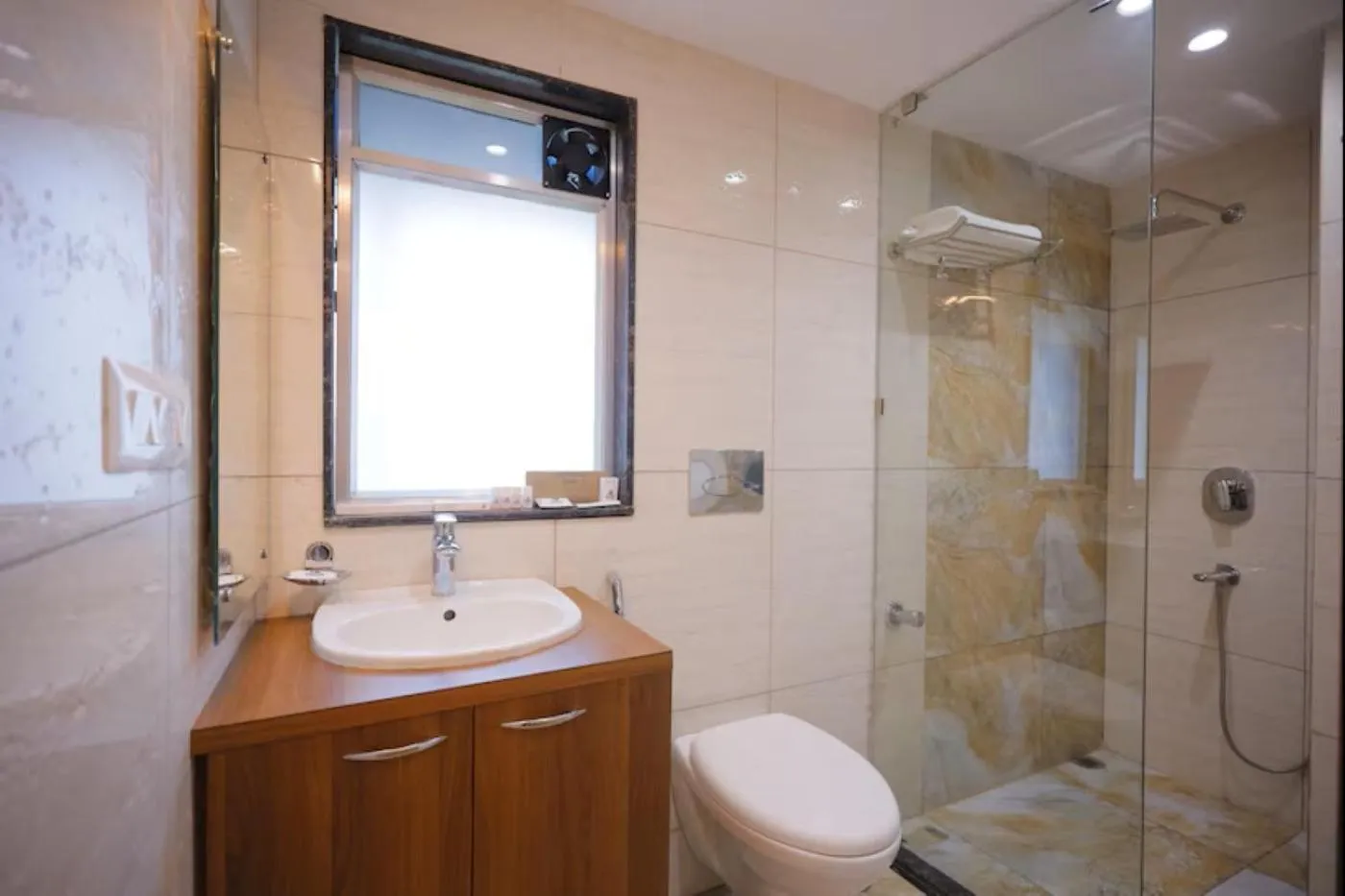 Shower in The Avenue Hotel Ballygunge