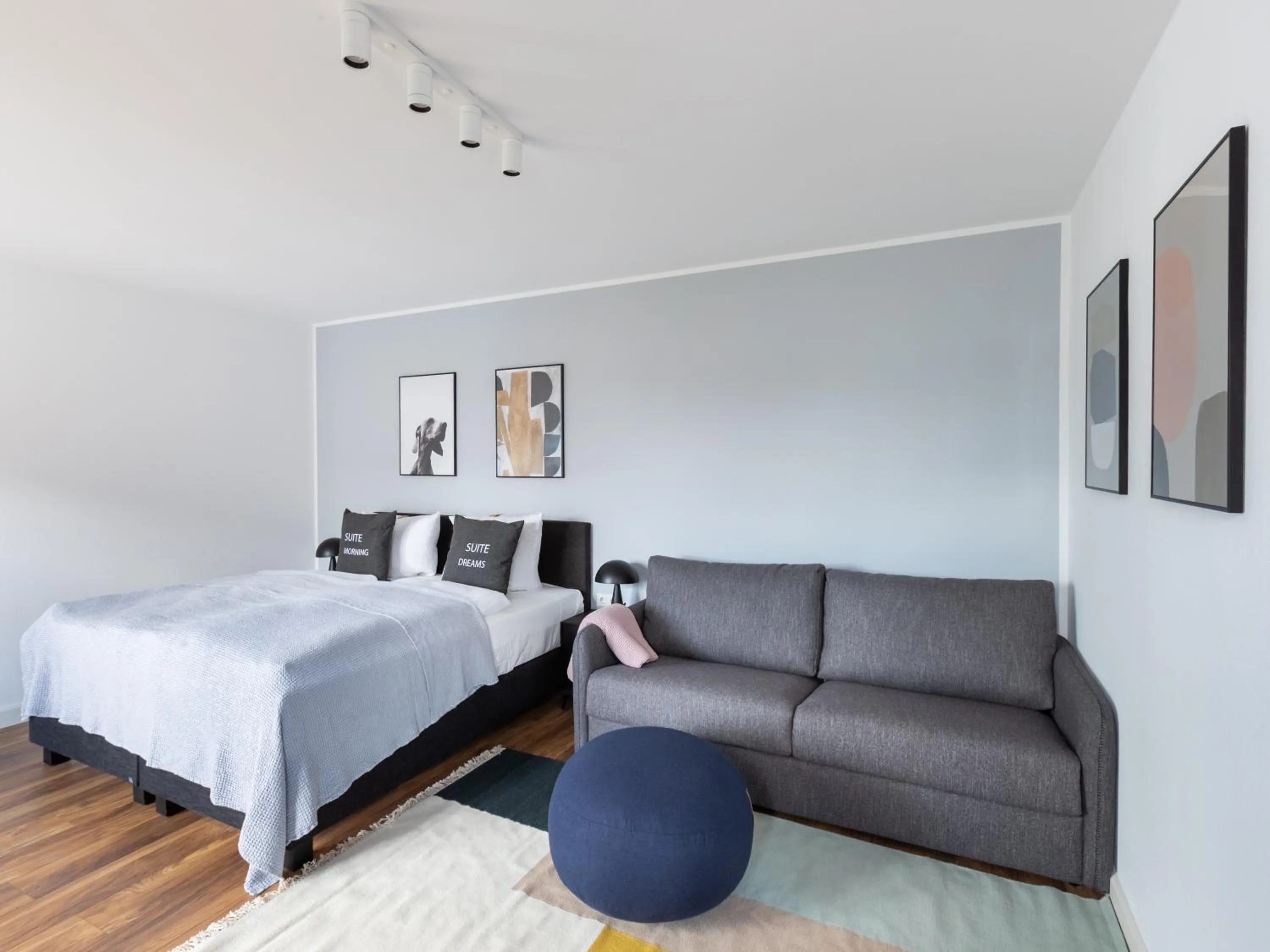 Seating area, Bed in Flower's Berlin by Limehome - Digital Access