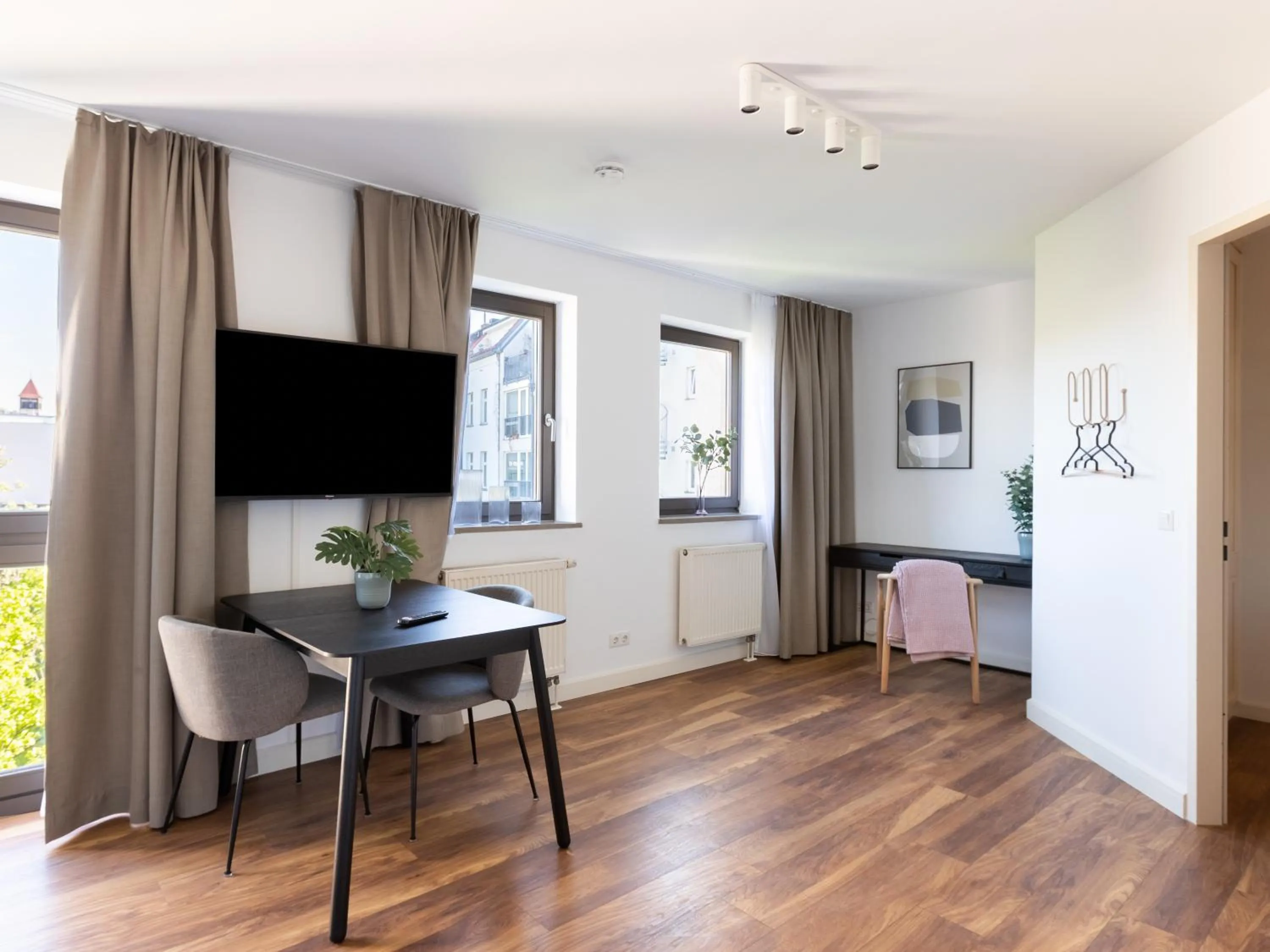 Living room in Flower's Berlin by Limehome - Digital Access