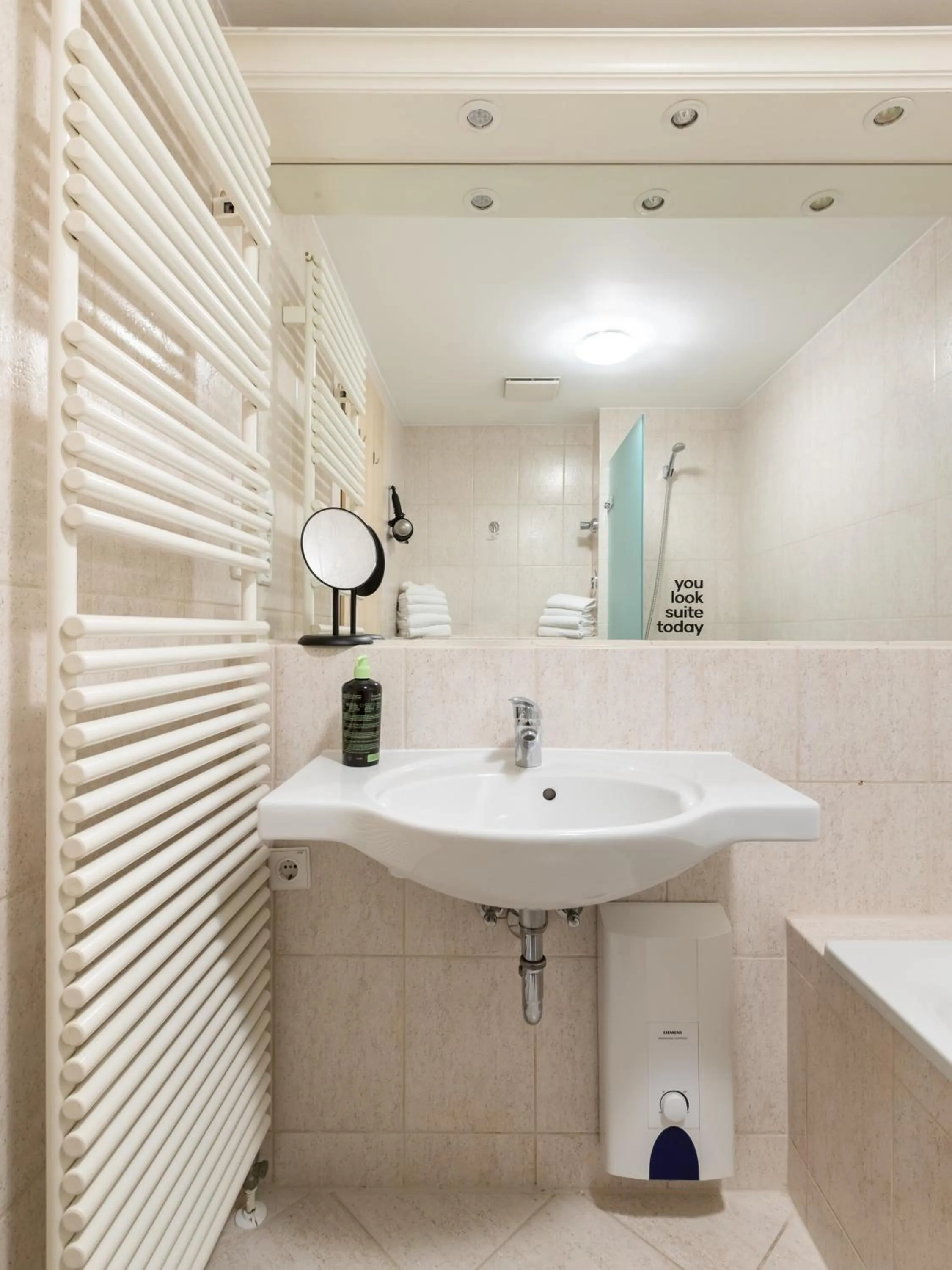 Bathroom in Flower's Berlin by Limehome - Digital Access