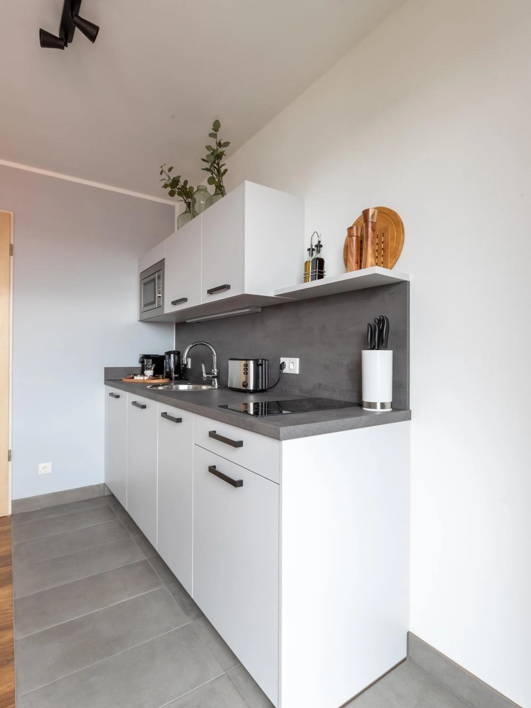 Kitchen or kitchenette in Flower's Berlin by Limehome - Digital Access