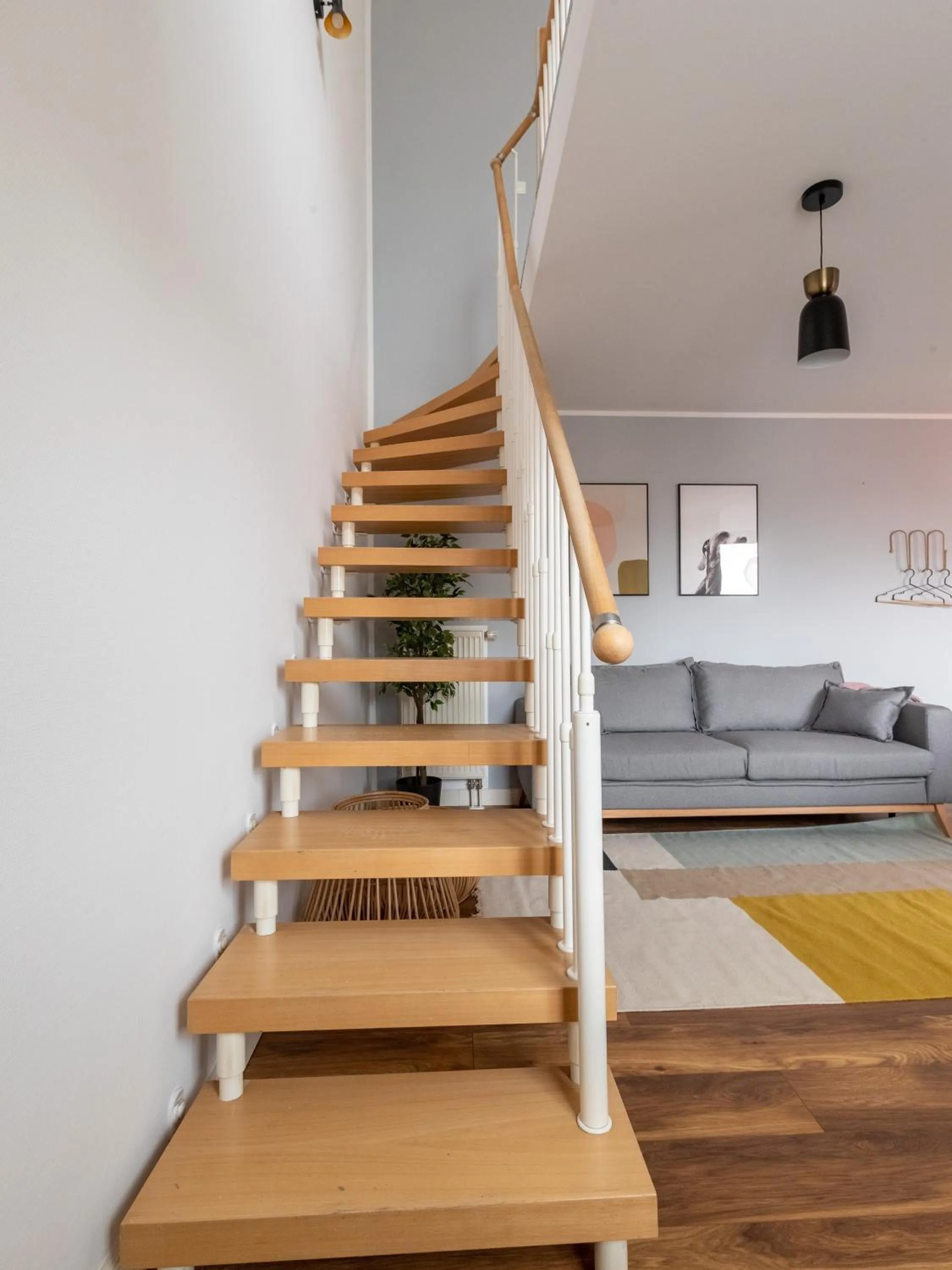 Living room in Flower's Berlin by Limehome - Digital Access