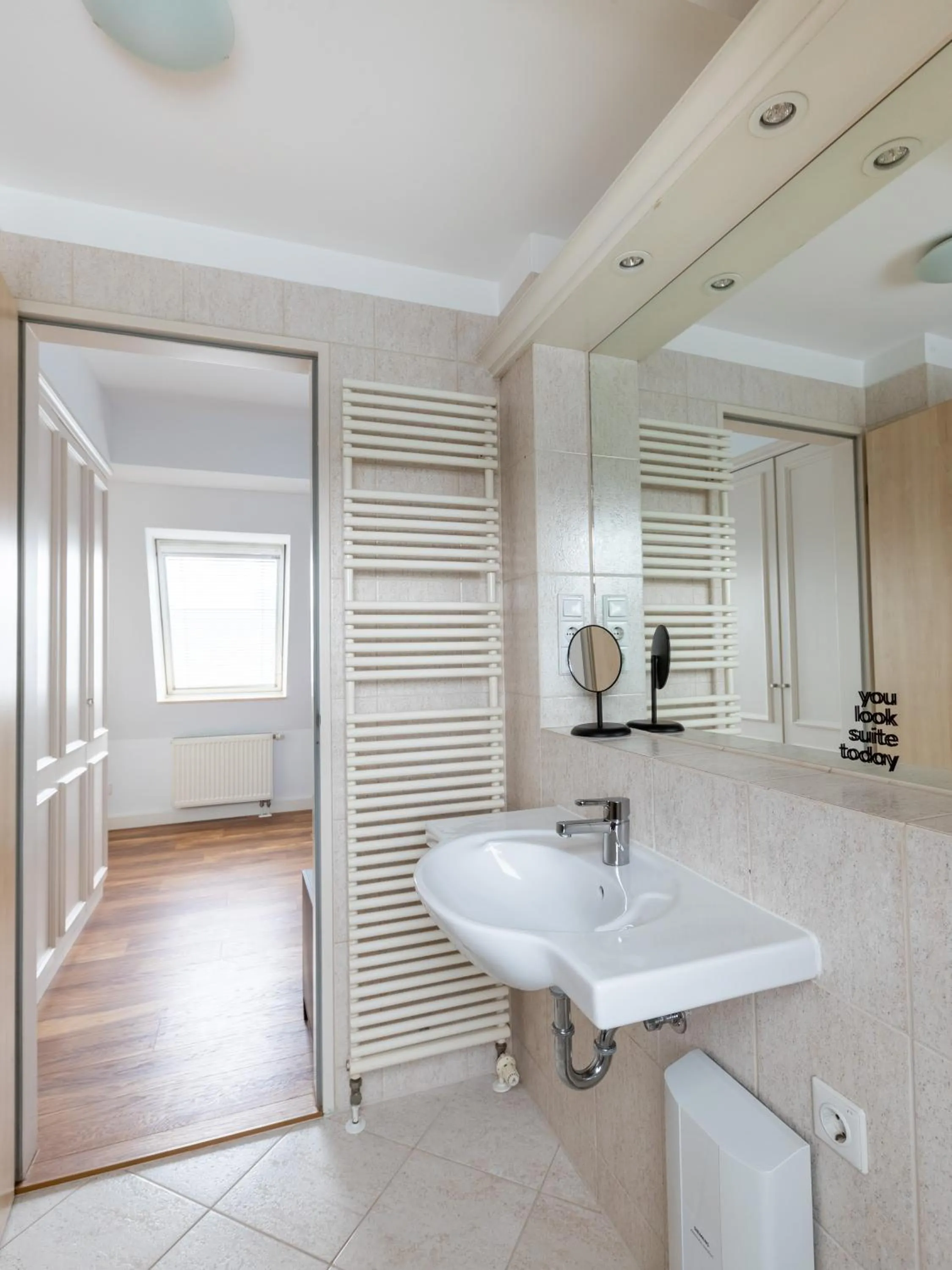 Bathroom in Flower's Berlin by Limehome - Digital Access