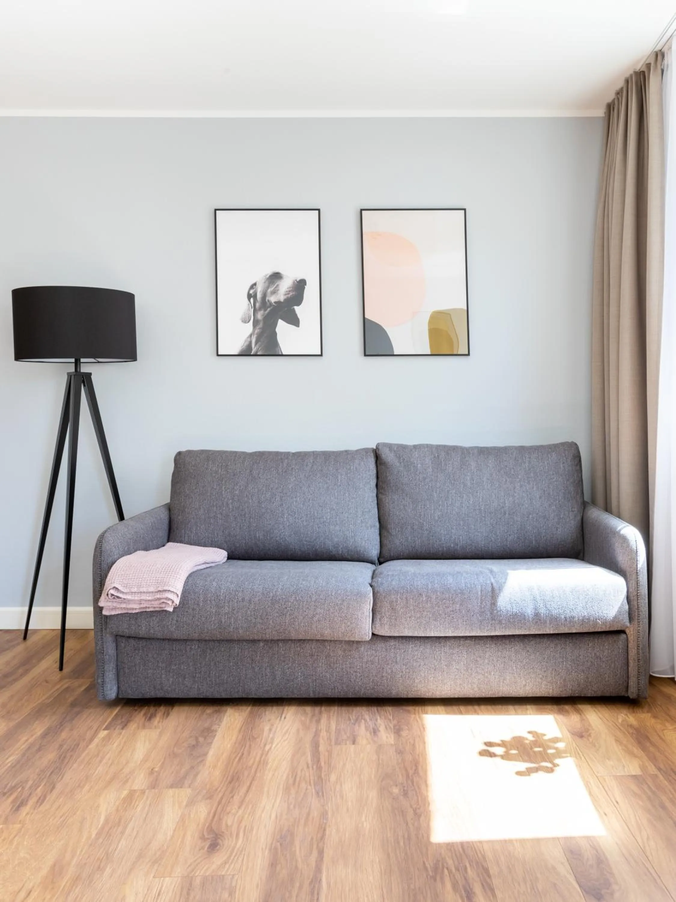 Living room in Flower's Berlin by Limehome - Digital Access