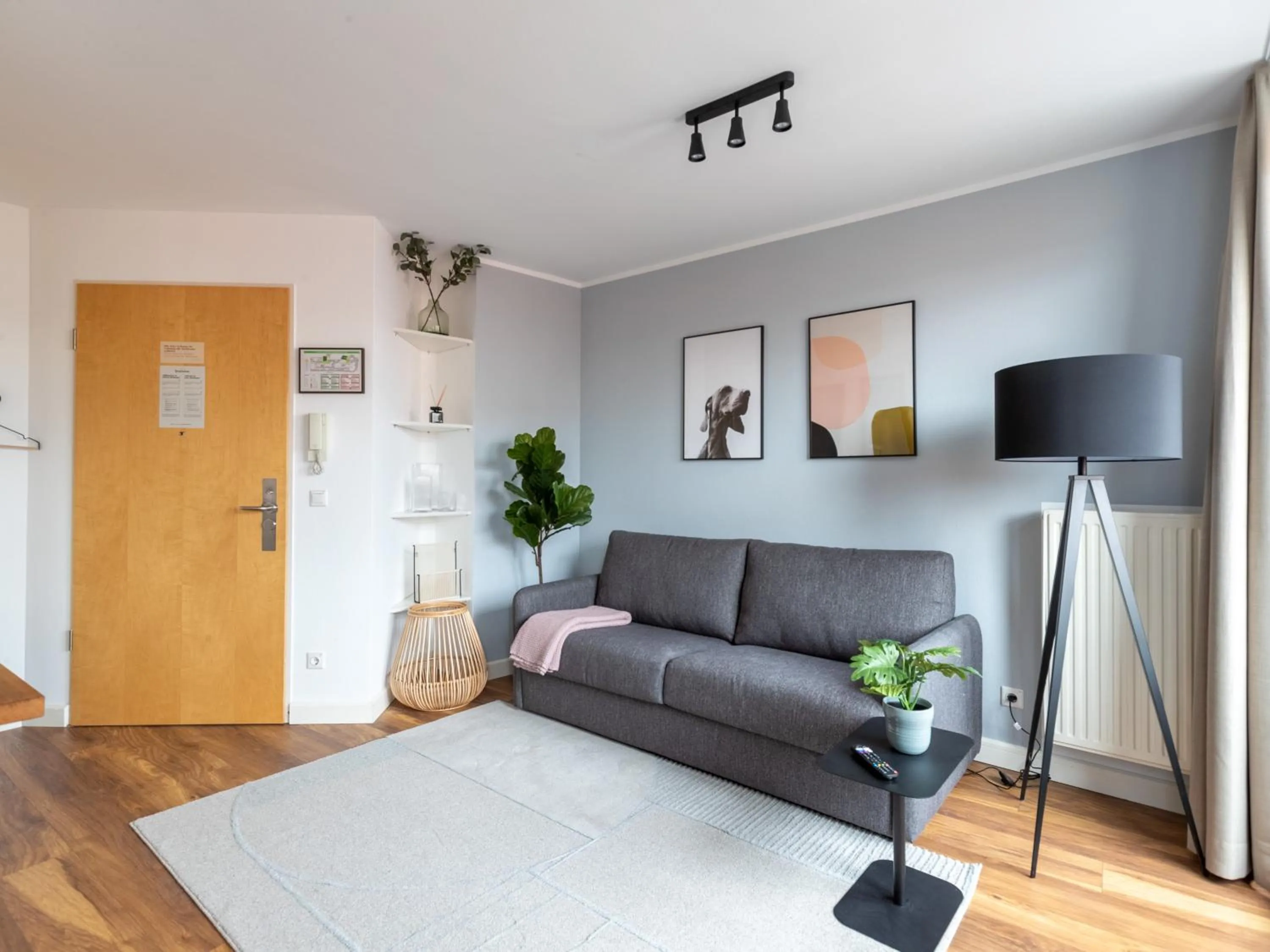 Living room in Flower's Berlin by Limehome - Digital Access