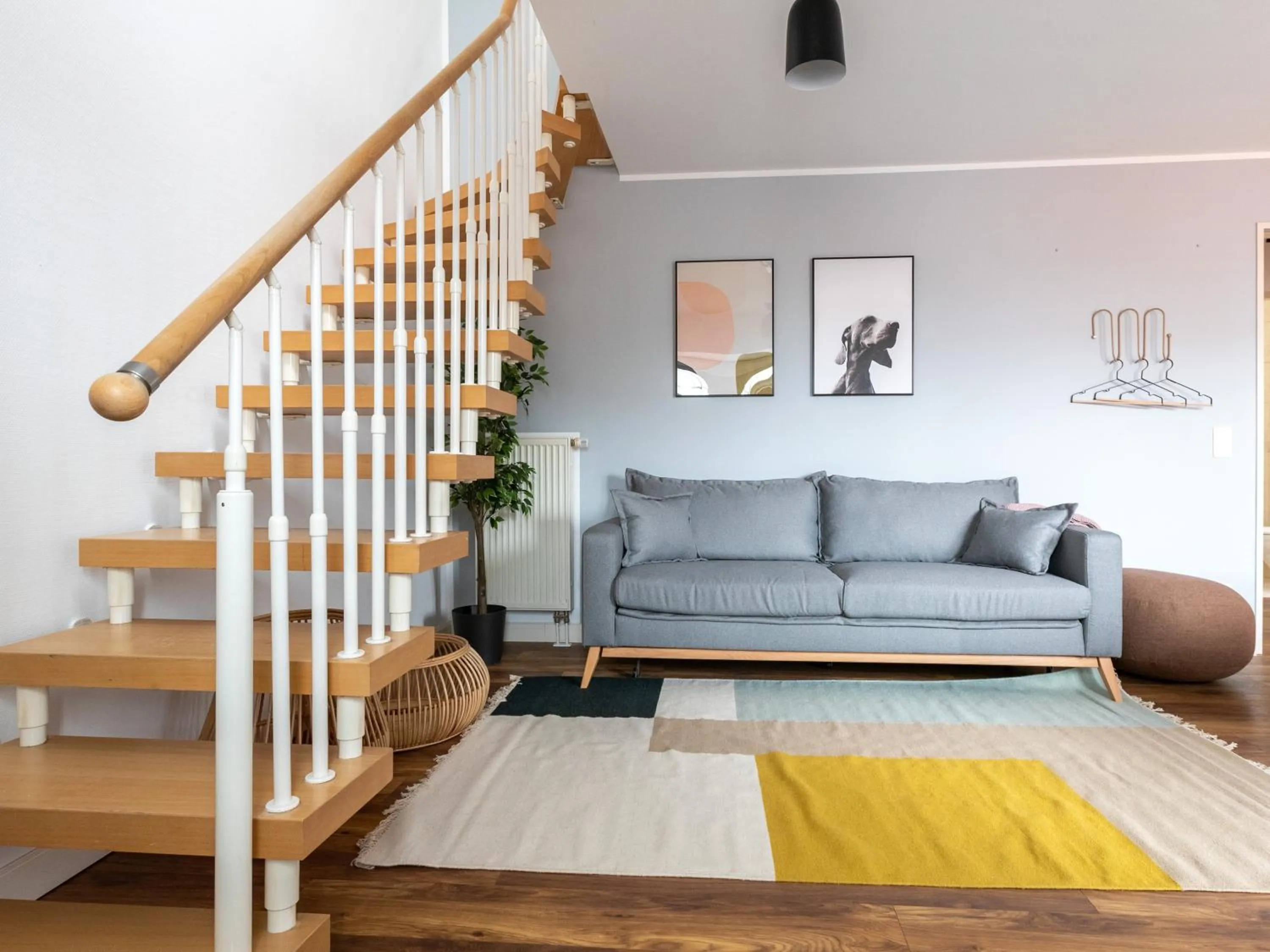 Living room in Flower's Berlin by Limehome - Digital Access