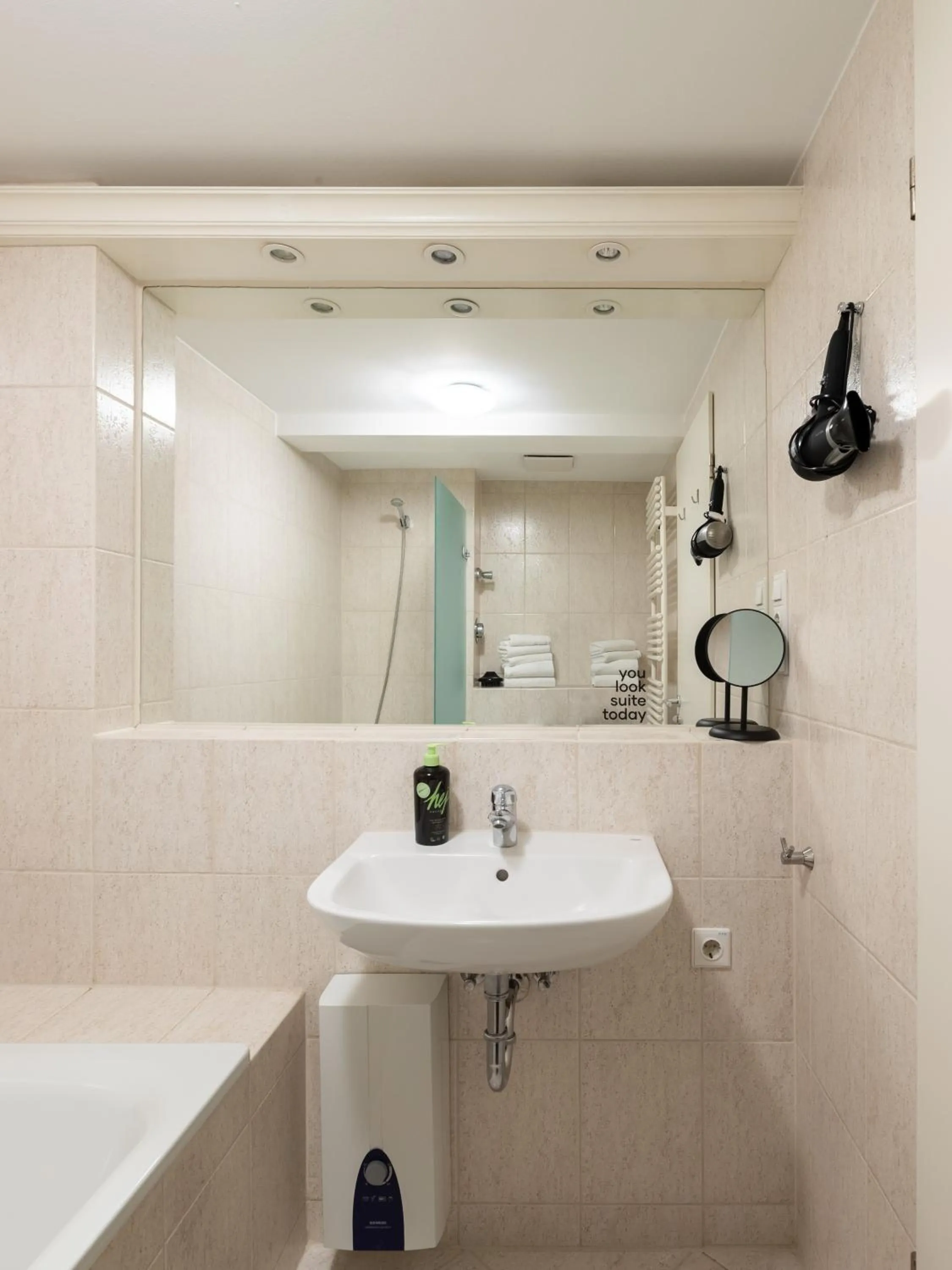 Bathroom in Flower's Berlin by Limehome - Digital Access