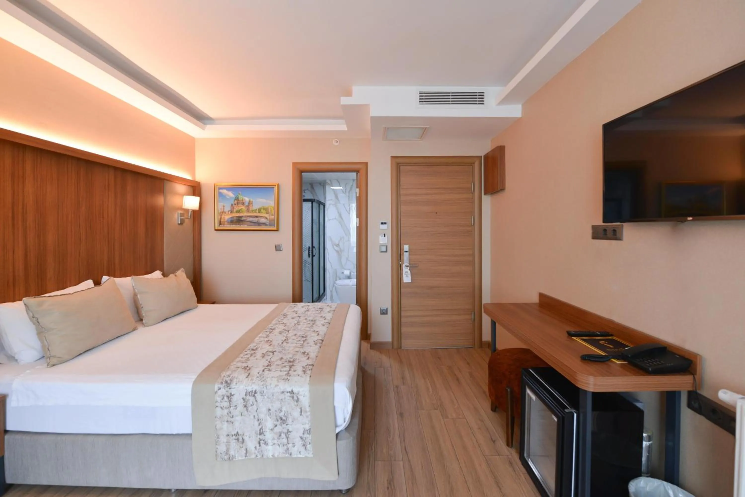 Communal lounge/ TV room, Bed in İstport Hotels