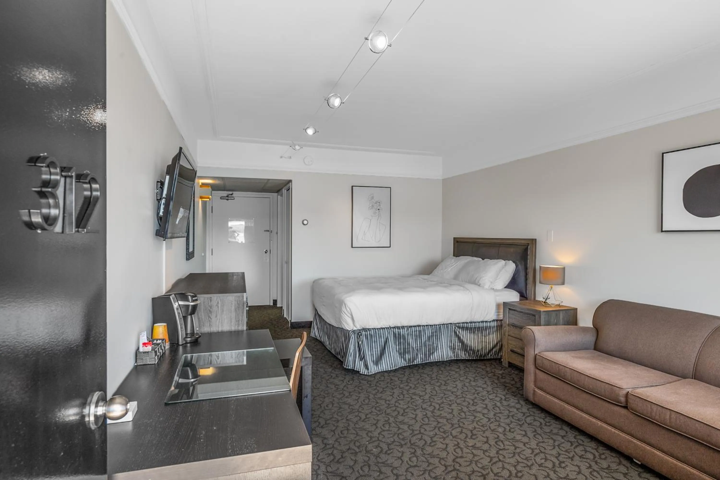 Photo of the whole room, Bed in Manoir Lac-Etchemin